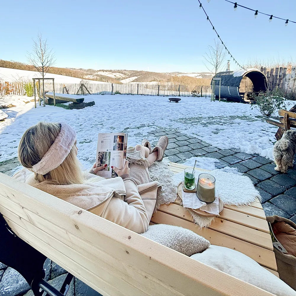 Waldsofa in Ferienunterkunft – hochwertige Waldliege, Wellenliege und Relaxliege als komfortable Outdoor-Liegebank in Ferienhaus, Campingpark und Kurhotel, besonderes Highlight für Gäste im Natururlaub