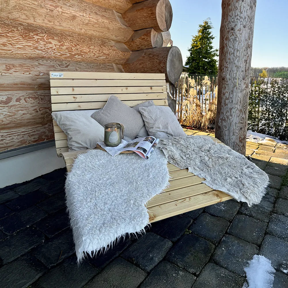 Waldsofa im Ferienhaus Wiesenchalet – hochwertige Waldliege, Wellenliege und Relaxliege als komfortable Outdoor-Liegebank im Privatgarten, besonderes Highlight für entspannte Urlaubstage