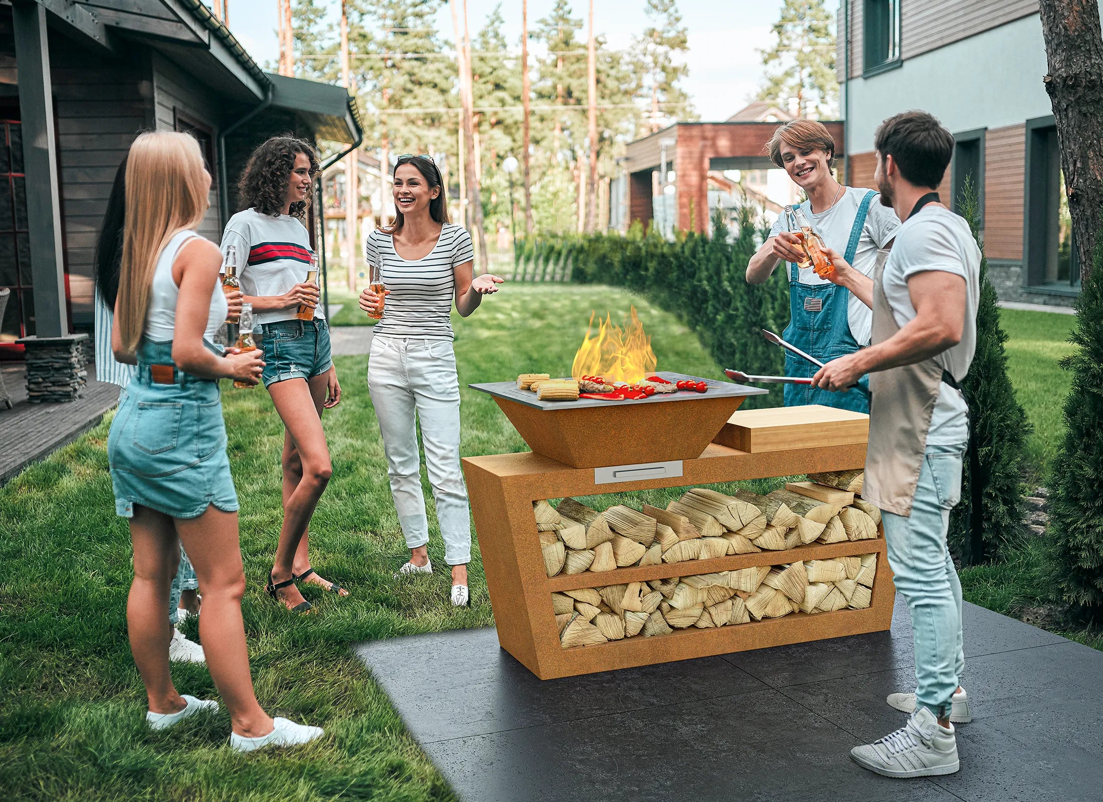 Plancha-Grill aus Cortenstahl im Einsatz auf einer Terrasse, Outdoor-Grillstation beim Zubereiten von Speisen auf der Feuerplatte in moderner Gartensituation.