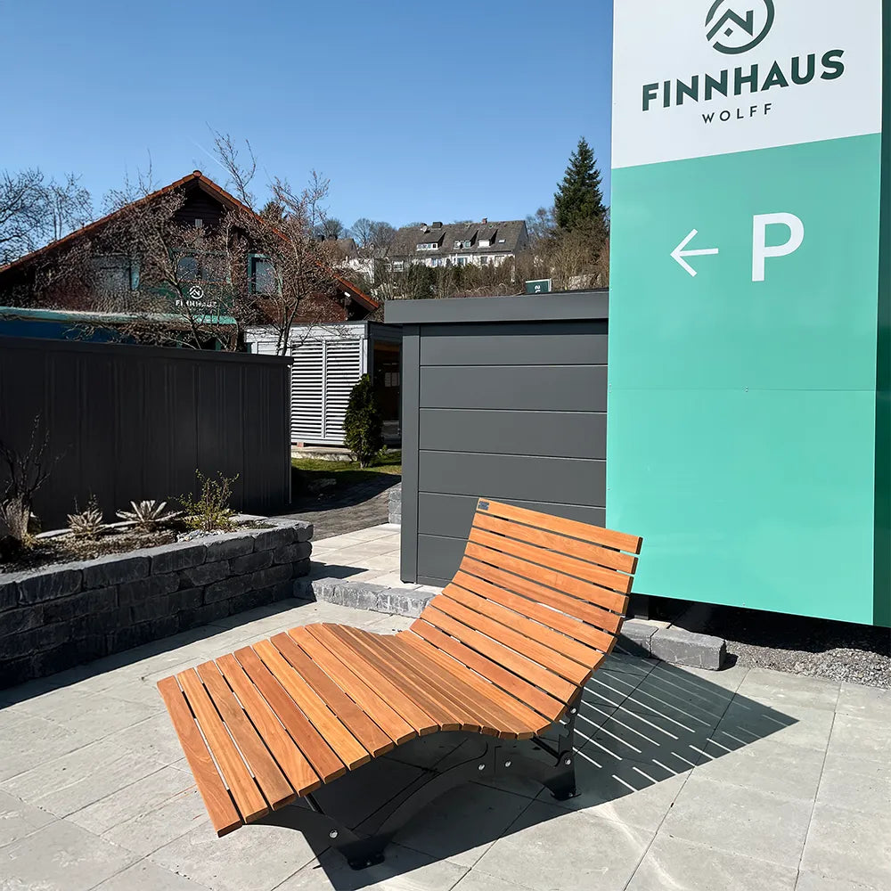 Waldsofa im Showroom von Finnhaus Wolff – hochwertige Outdoor-Liegebank, Waldliege und Relaxliege aus Holz, perfekt passend zur nächsten Gartenhütte oder zum Gartenhaus