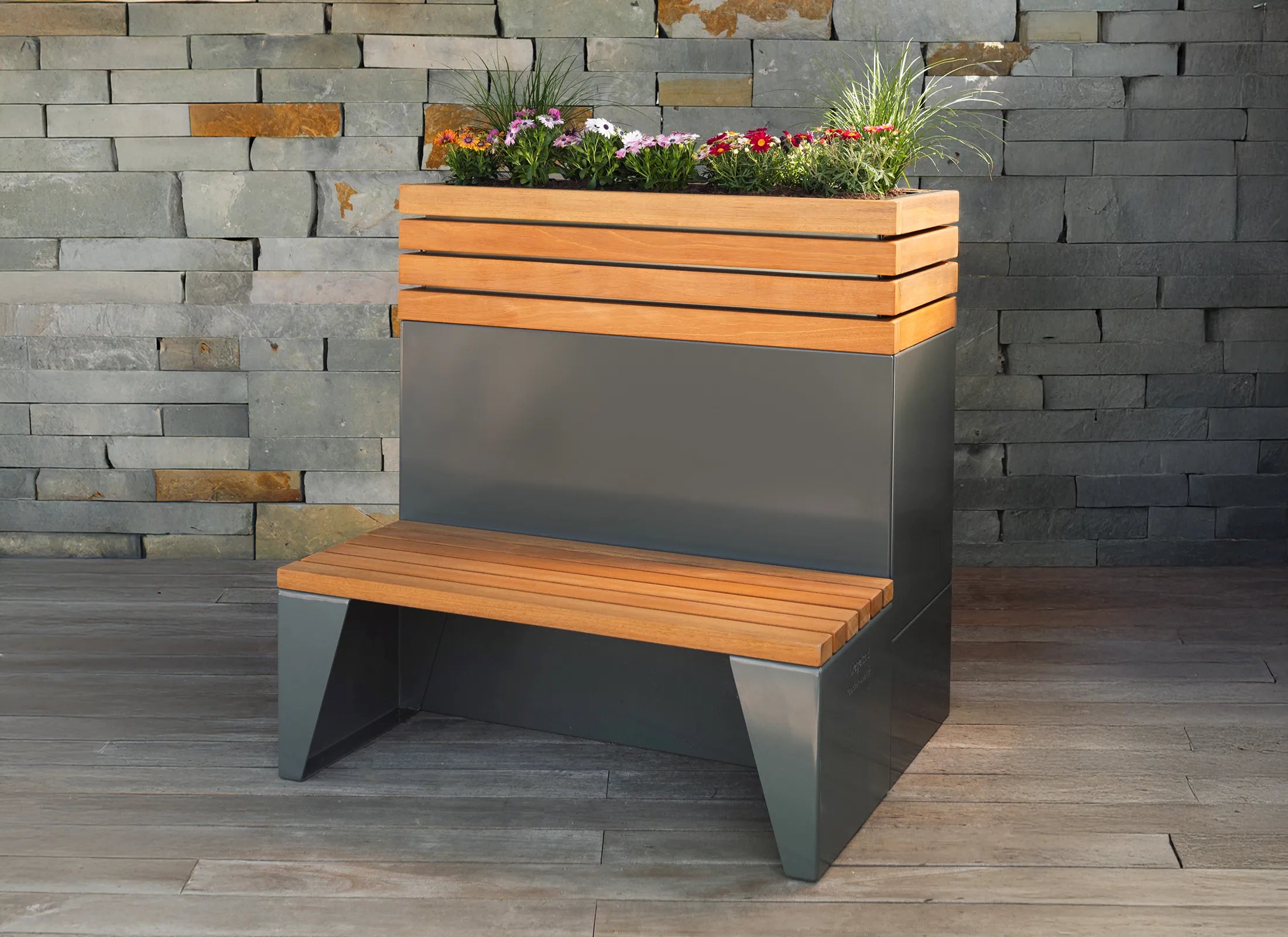 Elevana Pflanzbeet mit erhöhter Stahlkonstruktion, kombinierbar mit Sitzbank Amara, funktionale Sitz- und Pflanzlösung für Terrasse, Park und Designprojekte.