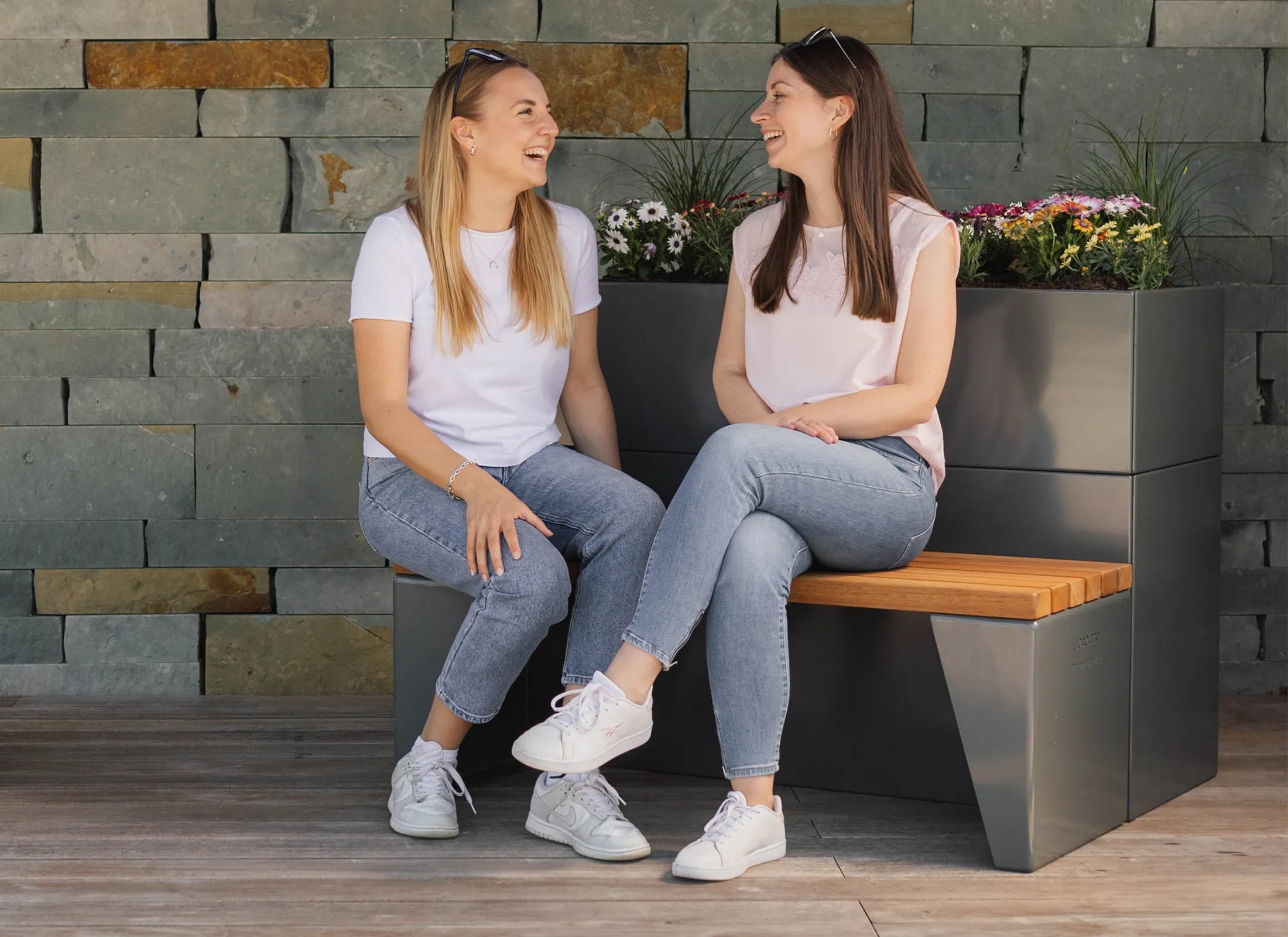 Pflanzmodul Elevana aus verzinktem und pulverbeschichtetem Stahl mit Erdbehälter aus Stahl, modernes Design-Hochbeet mit Bangkirai oder Thermoholz für langlebige Außenbereiche.