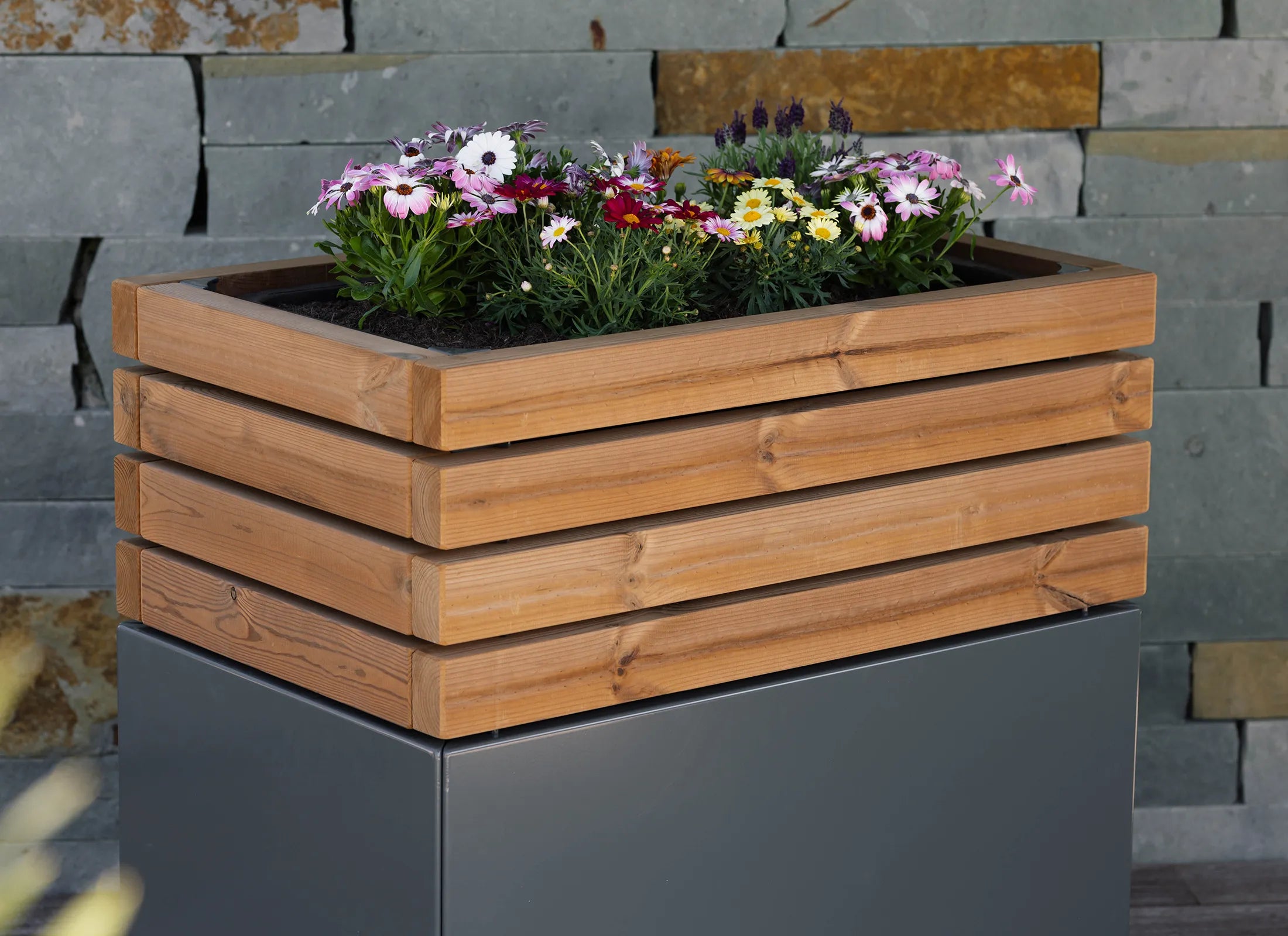 Hochbeet Harmona aus verzinktem und pulverbeschichtetem Stahl mit Holzelementen aus Bangkirai oder Thermo-Fichte/Kiefer, langlebiges Design-Hochbeet für Garten und Terrasse.