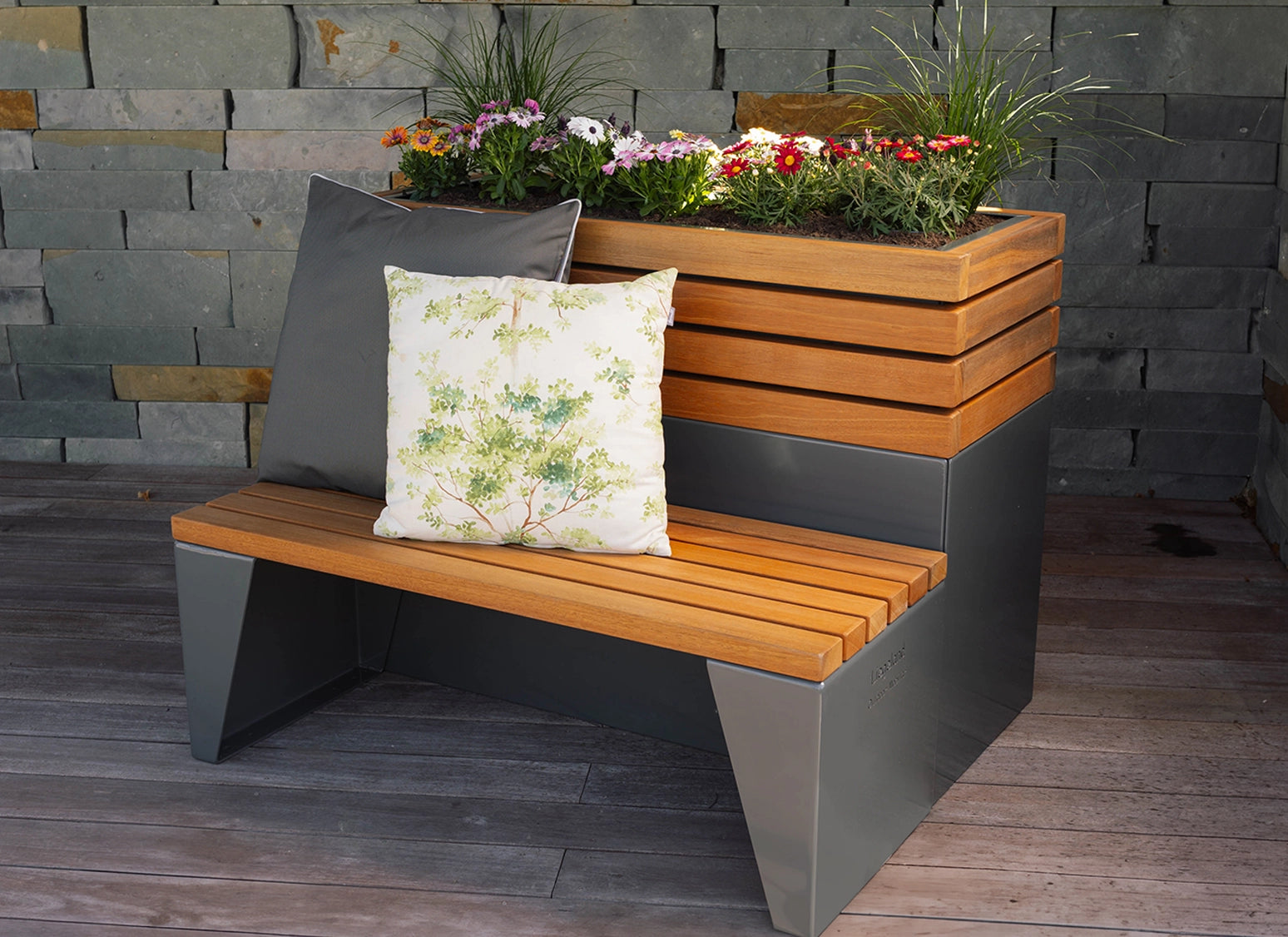 Hochbeet Symbiona aus Holz und pulverbeschichtetem Stahl in RAL 7043, elegantes Gartenhochbeet mit moderner Linienführung für stilvolle und repräsentative Außenanlagen.