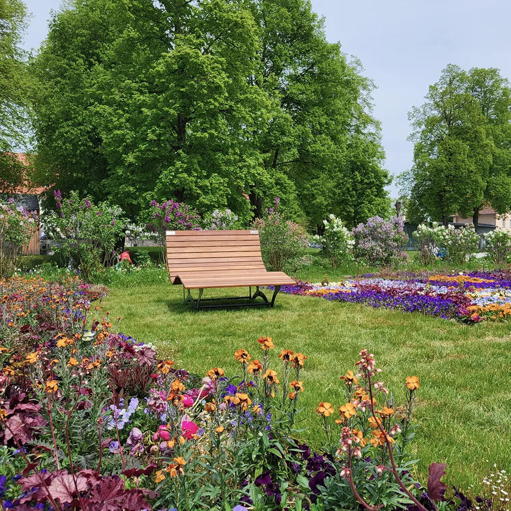 Waldsofas von Liegeland auf der Landesgartenschau Kirchheim bei München, hochwertige Waldliegen und Kommunikations-Doppelliegen für Begegnungszonen und Außenbereiche.
