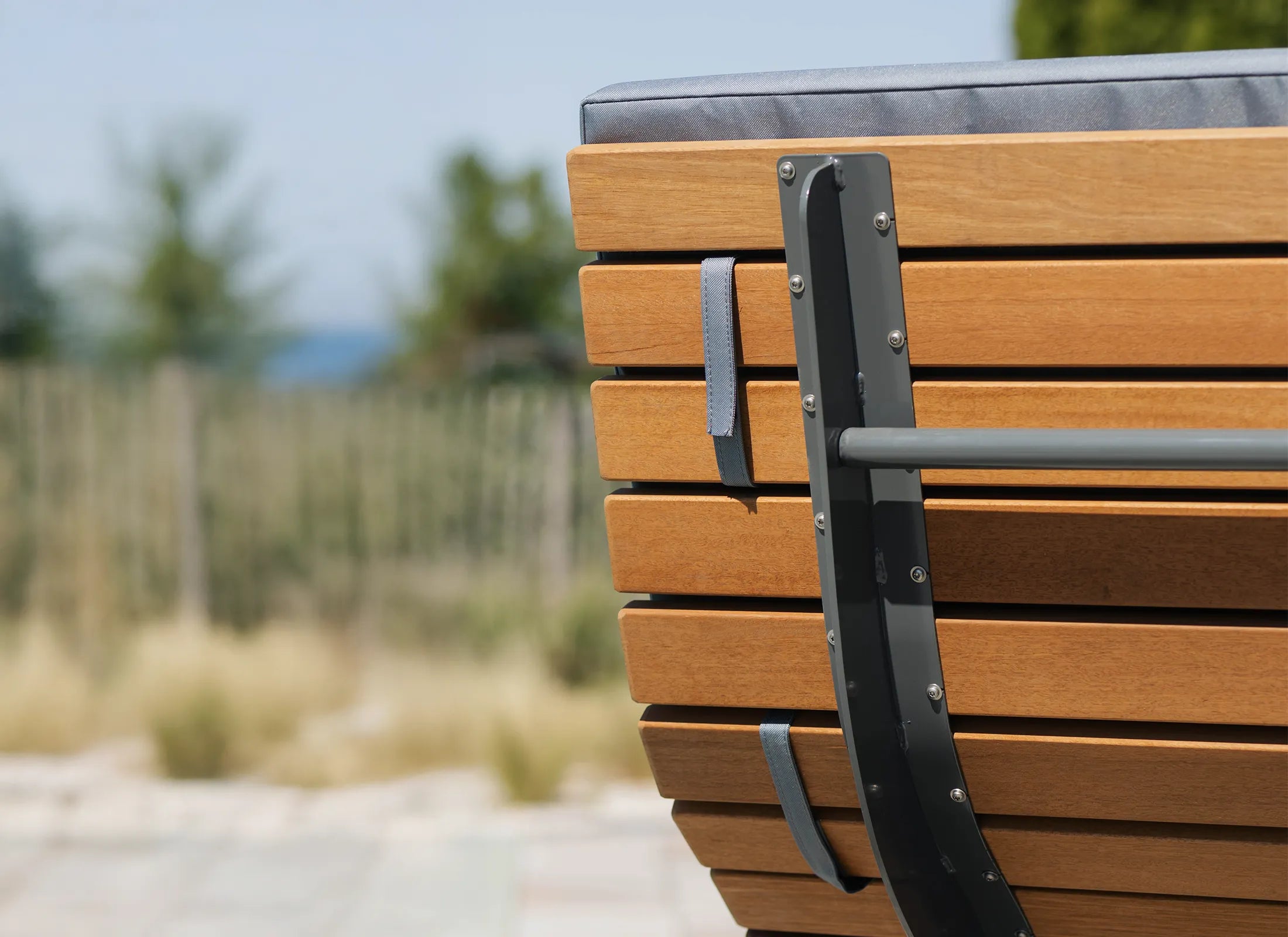 Montiertes Outdoor-Polster auf drehbarer Waldliege von Liegeland, komfortable Auflage für Outdoor-Doppelliege und Panorama-Liege mit praktischer Klettfixierung.