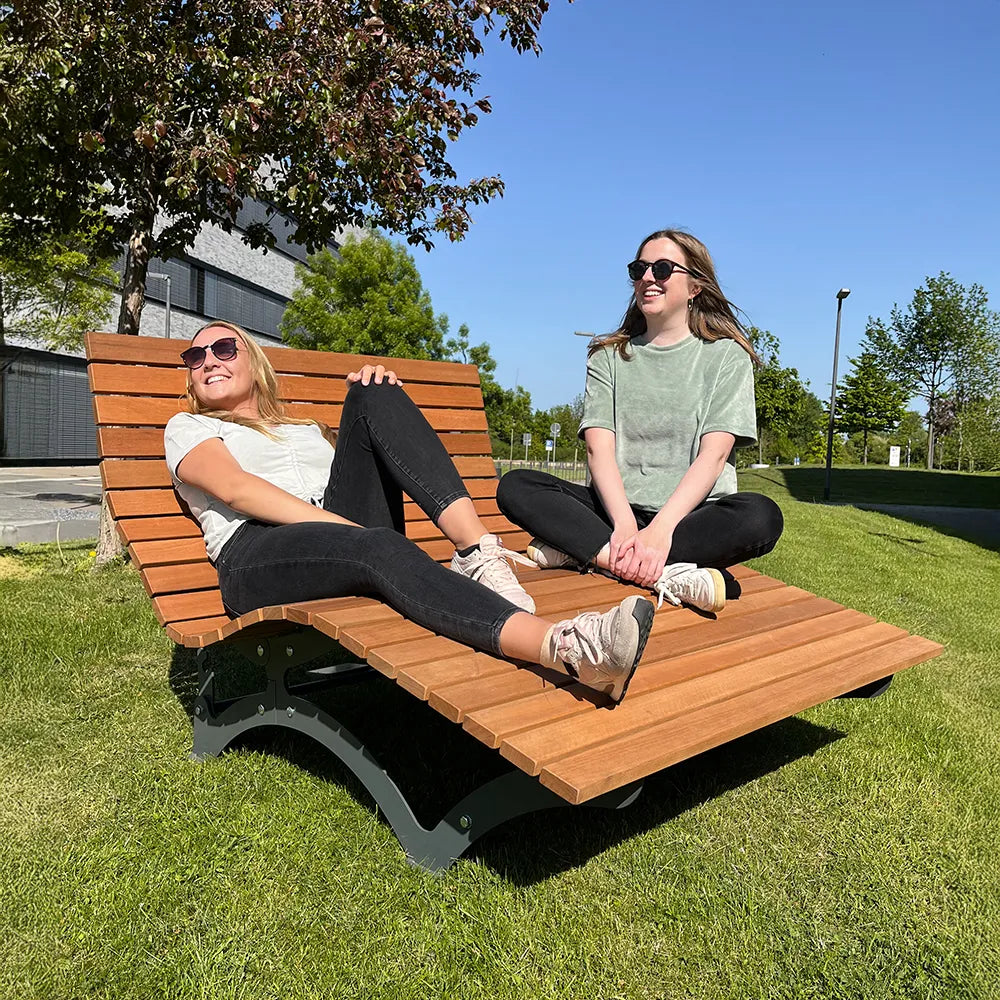 Waldsofa Verstellbar auf dem Universitätscampus – elegante, vandalismussichere Outdoor-Liegebank aus Holz, hochwertige Waldliege für öffentliche und stark frequentierte Außenbereiche