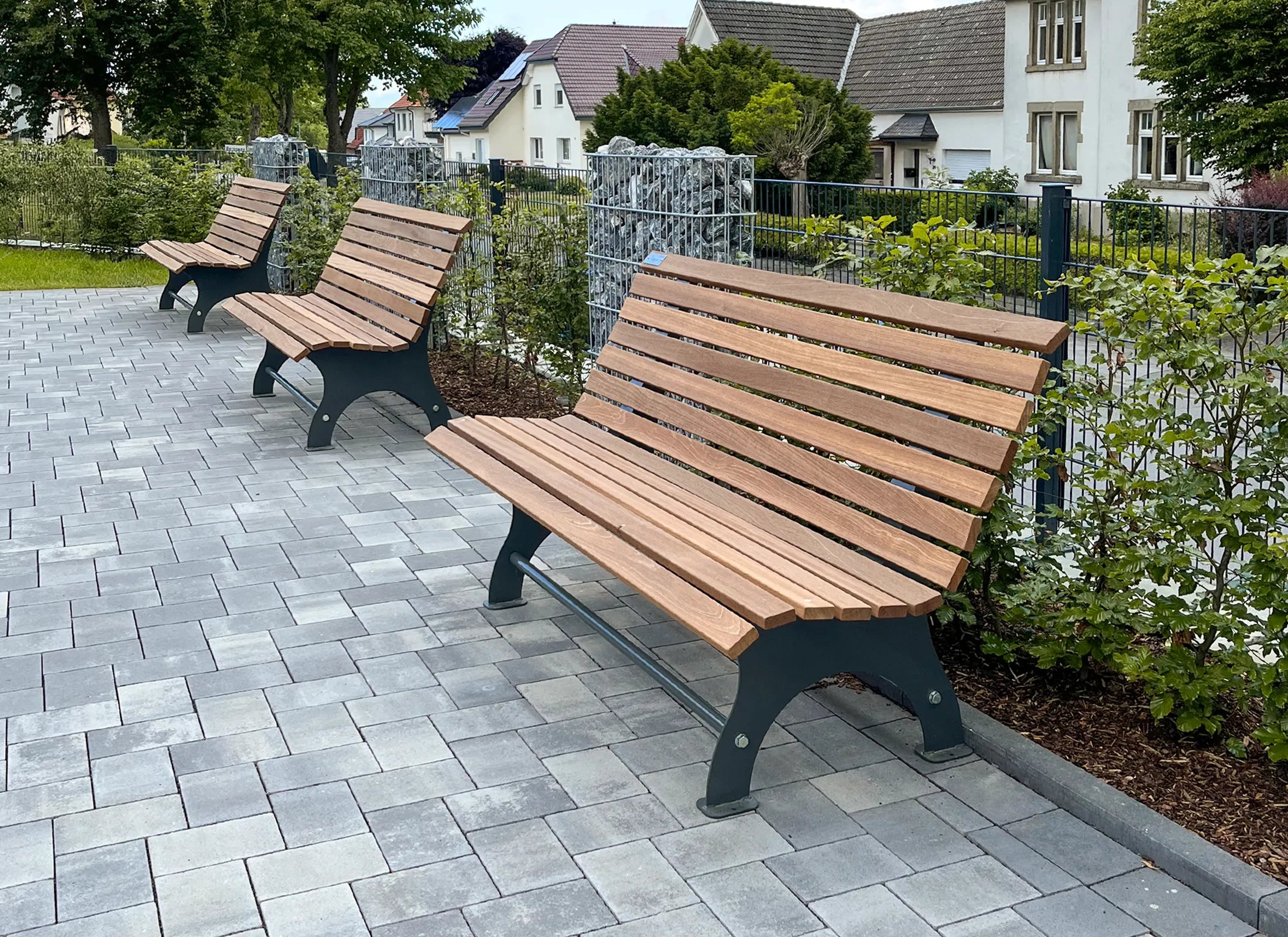 Sitzbank Linara vor der Schützenhalle Anröchte-Effeln – vandalismussichere, hochwertige Outdoor-Sitzbank für öffentlich zugängliche Bereiche und stark frequentierte Plätze