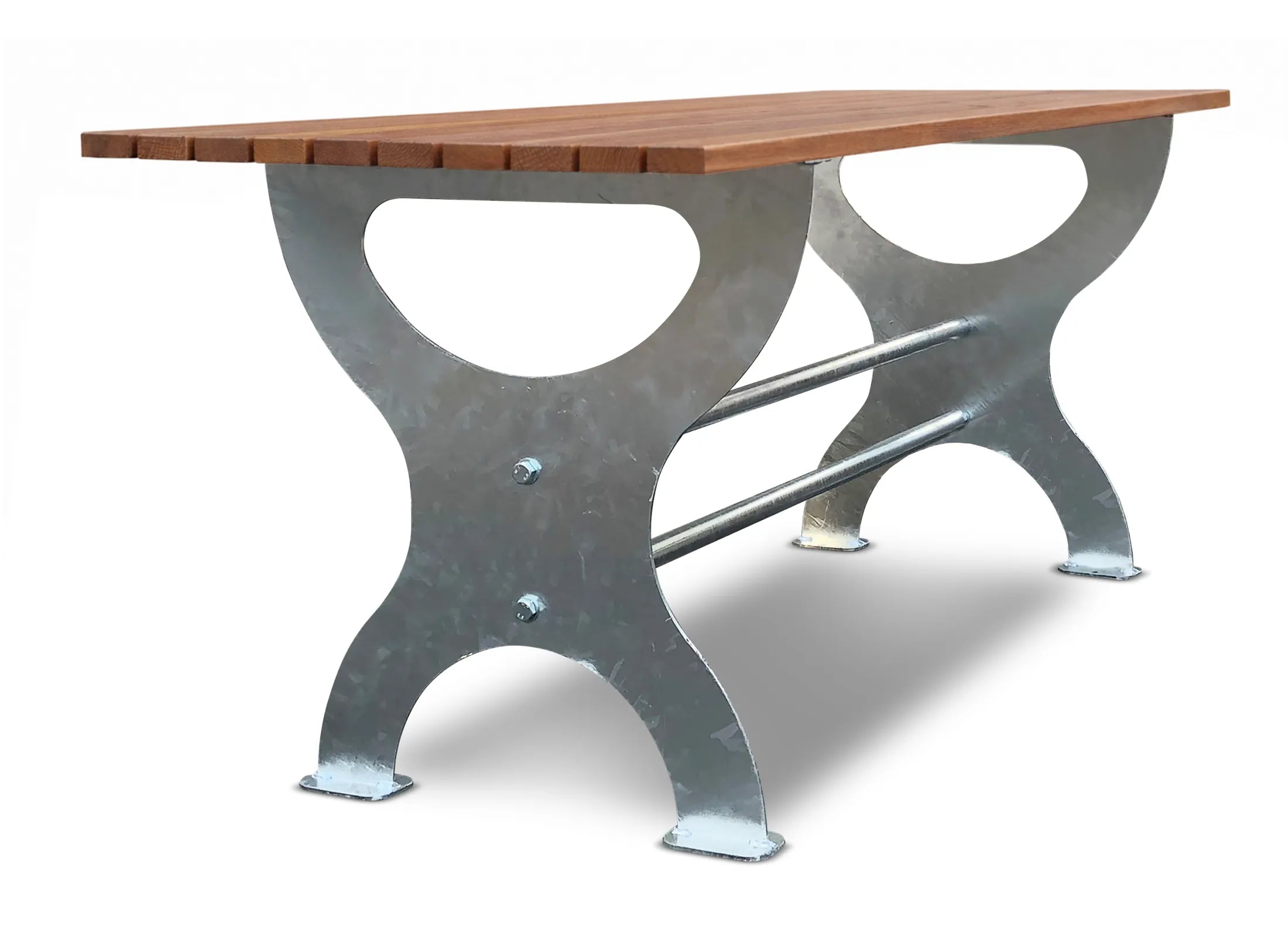 Hochwertiger Tisch Linara im öffentlichen Raum – langlebiger Outdoor-Tisch für Parks, Kommunen und öffentliche Anlagen, perfekt als Sitzgruppe mit der Sitzbank Linara aus Thermo-Kiefer oder Bangkirai