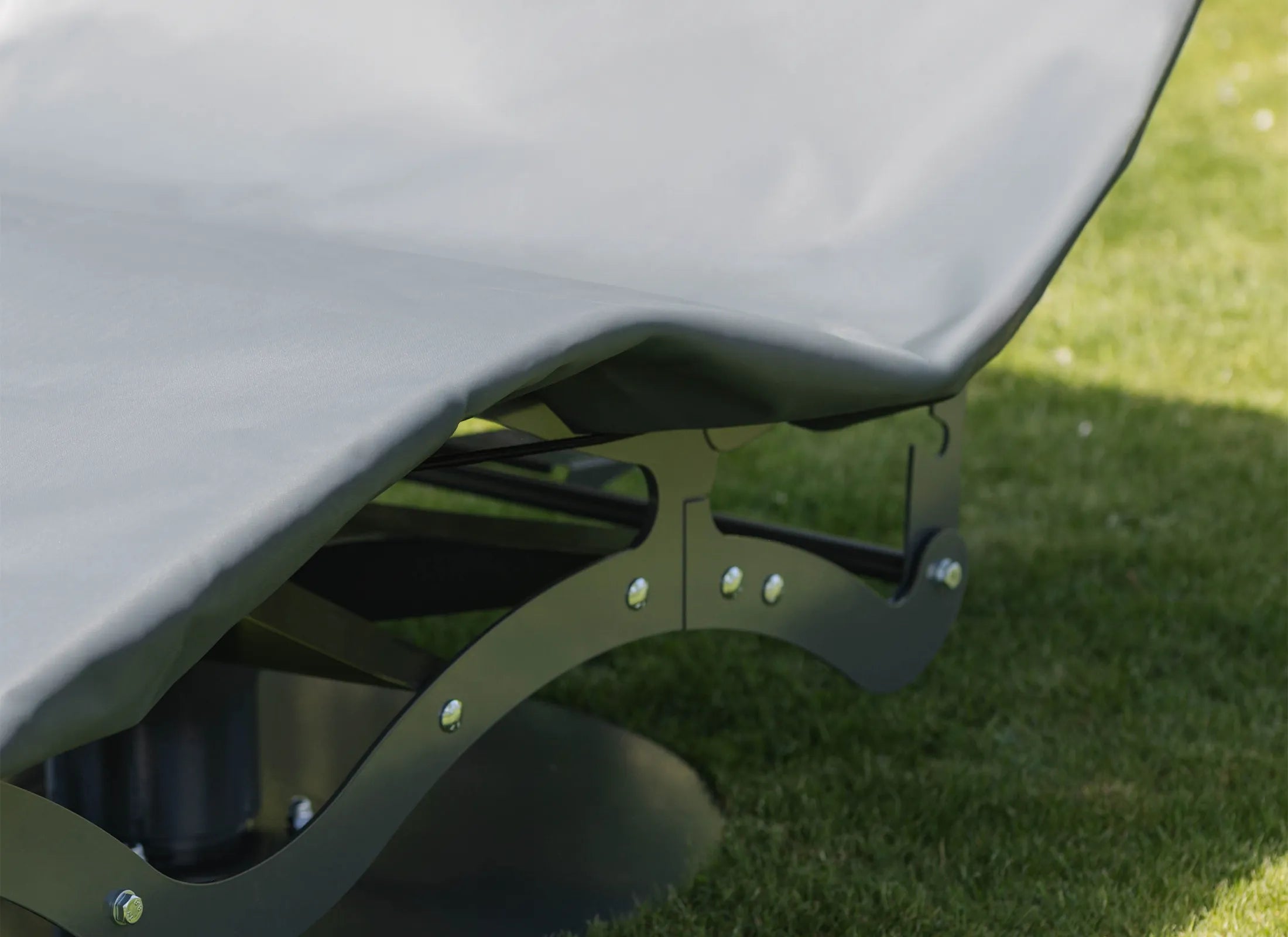 Montierte Schutzhülle für Waldsofa und Panorama-Liege von Liegeland, wetterfeste Outdoor-Abdeckung mit schneller Fixierung durch Expanderband.