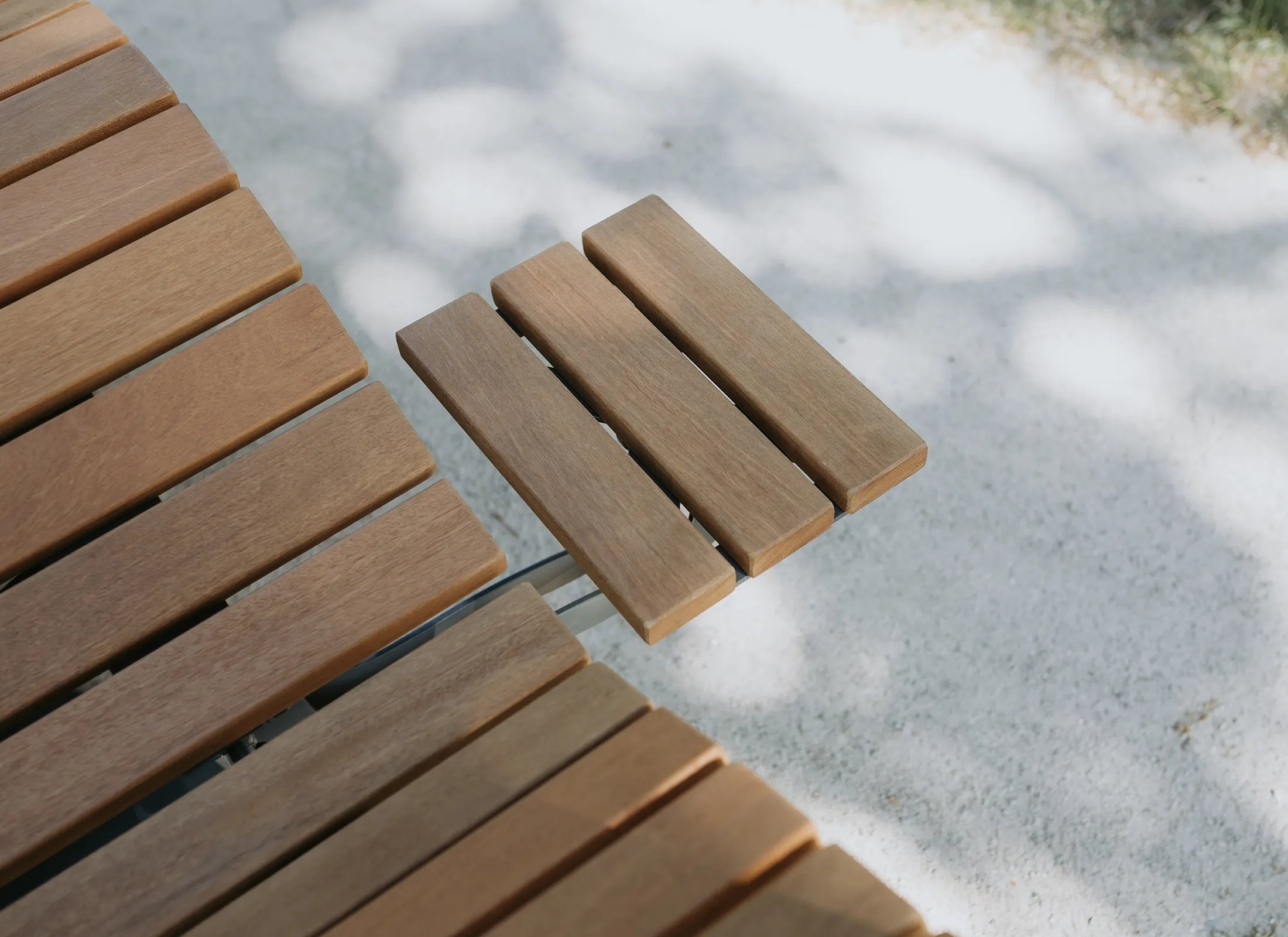 Montierbarer Ablagetisch für Waldsofa und Waldliege, flexibles Zubehör mit links- oder rechtsseitiger Befestigung, praktische Ablage für Getränke, Bücher und persönliche Gegenstände.