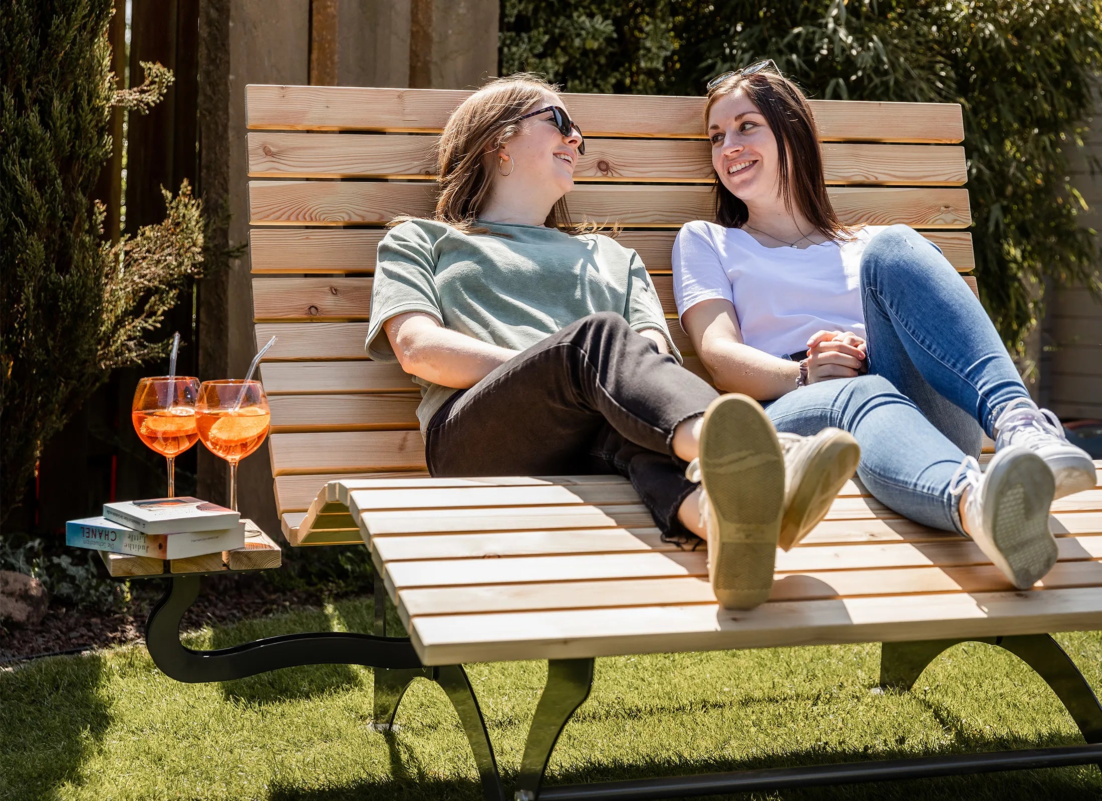 Ablagetisch für Waldsofa von Liegeland, praktisches Ansteckmodul als Seitentisch oder Ablageboard, links oder rechts montierbar, ideal für Getränke, Bücher und Zeitschriften – schnelle Montage ohne Bohren.