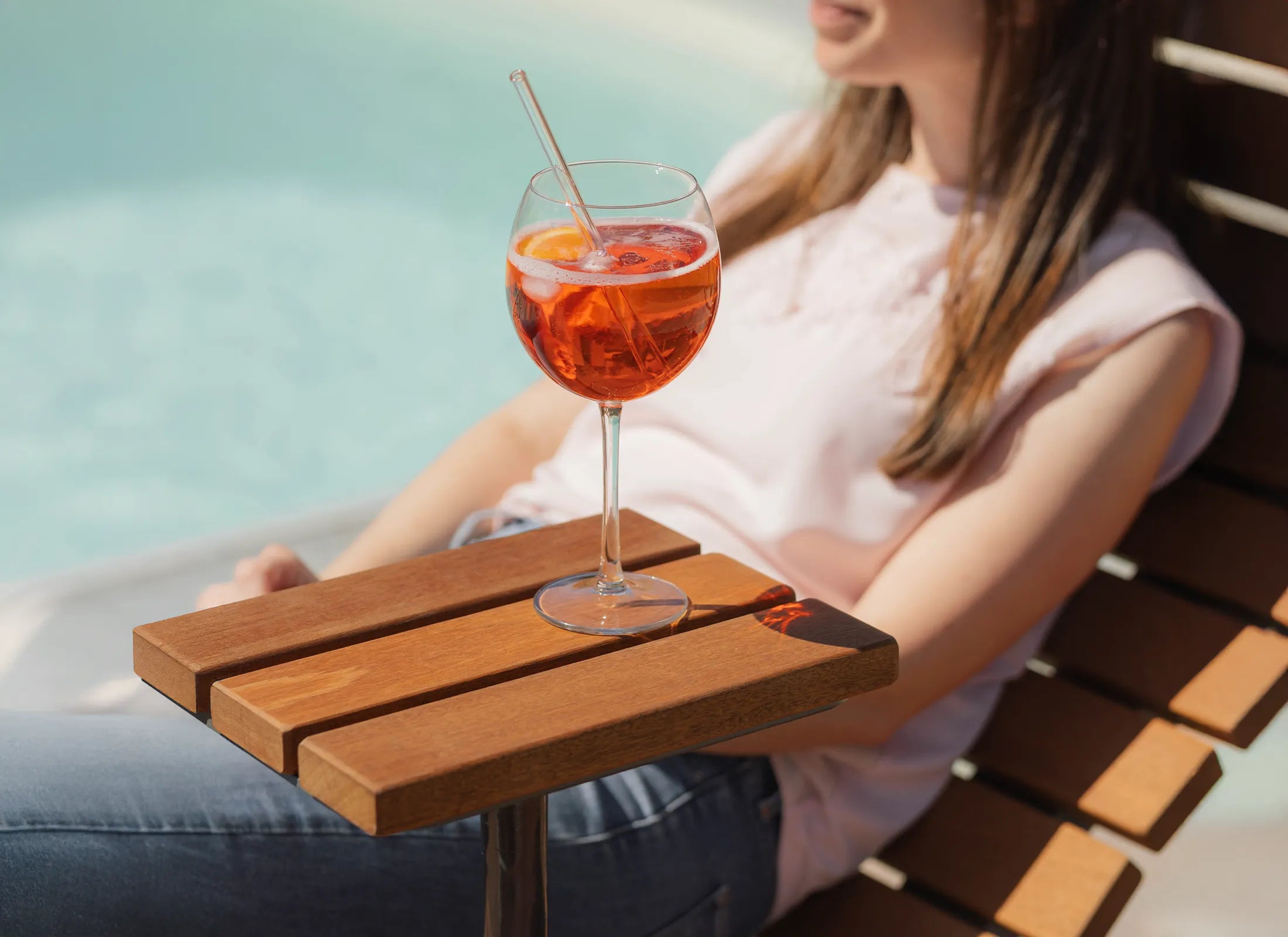 Ablagetisch für Waldsofa Gegenüberliegend – mittig montierter, drehbarer Beistelltisch aus Holz, dreht sich mit dem Waldsofa, ideal für Getränke, Buch oder persönliche Gegenstände