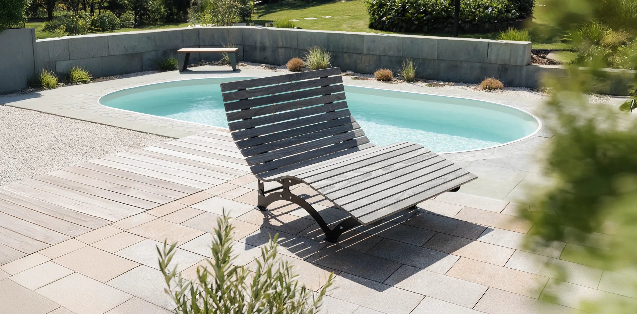 Verstellbares Waldsofa im Garten – ergonomische Waldliege und Wellenliege aus Accoya Grey mit verstellbarer Rückenlehne, verzinktem und pulverbeschichtetem Stahlgestell, hochwertiges Designerstück Made in Germany