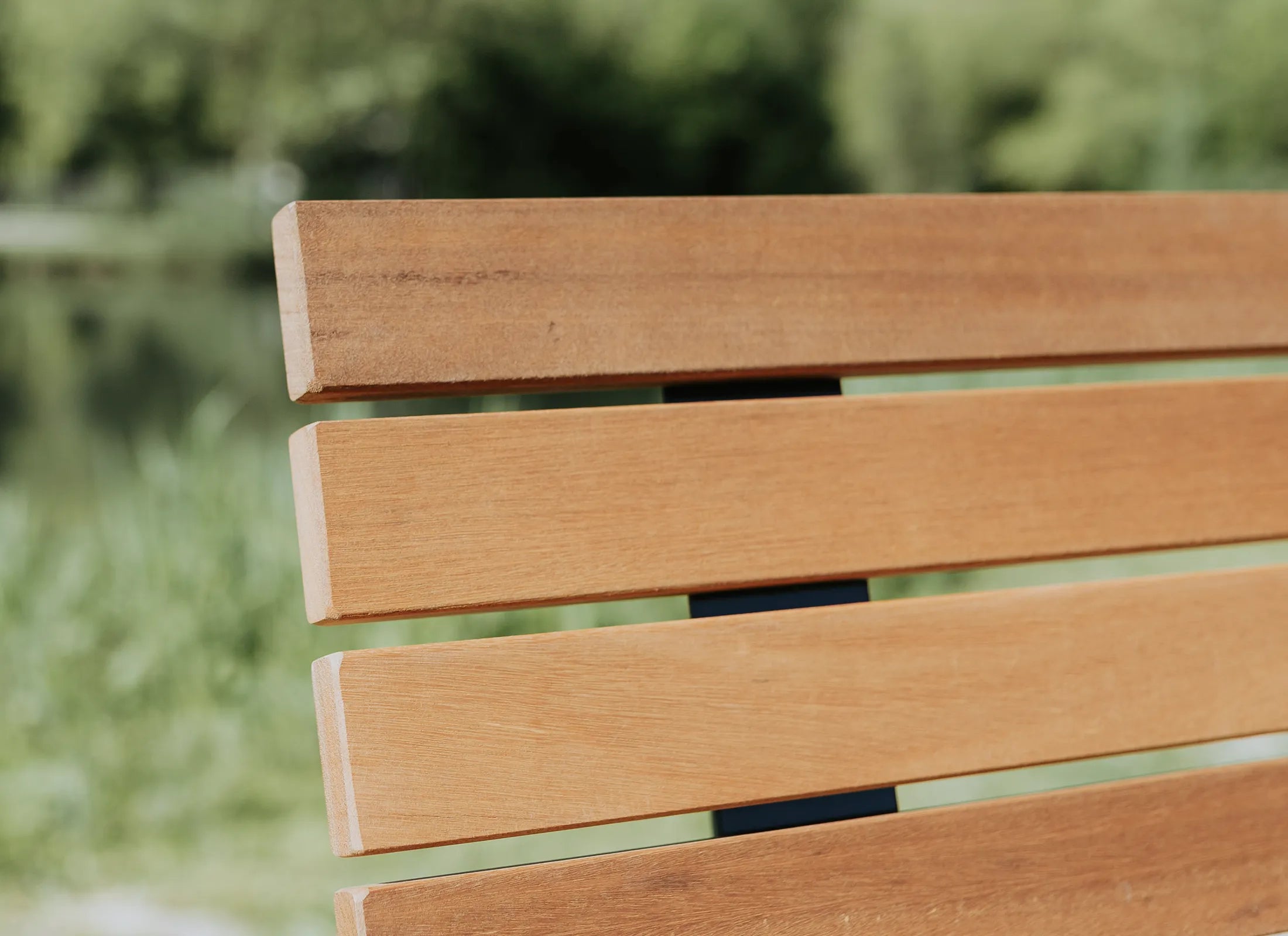 Holzpflege für Waldsofas, Sitzbänke und Outdoor-Möbel, nährende Schutzbehandlung für langlebige Holzoberflächen und dauerhafte Widerstandsfähigkeit im Außenraum.