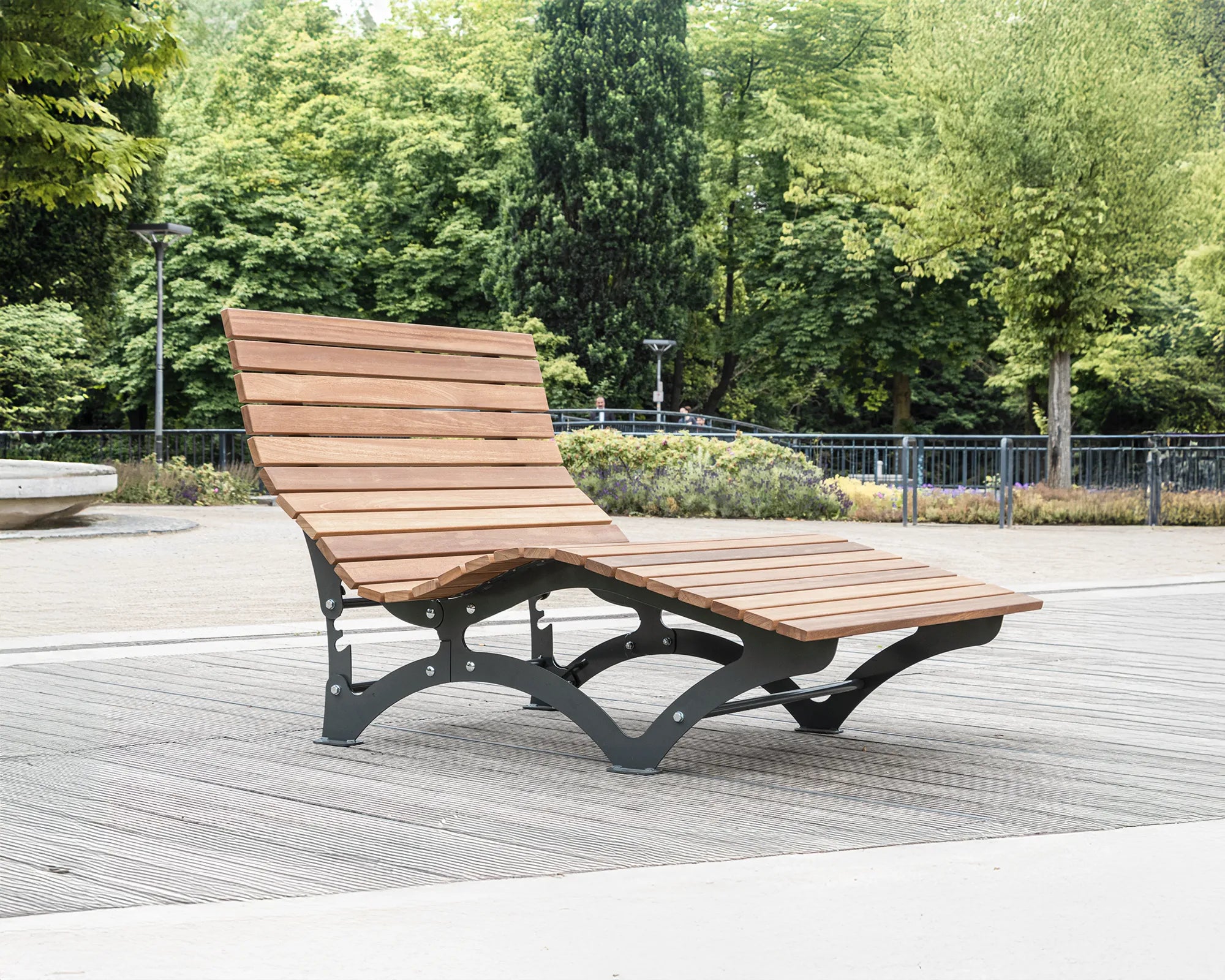 Unsere Produkte sind bereits in zahlreichen Stadtparks, Außenanlagen, Bildungseinrichtungen und gewerblichen Projekten im Einsatz. Da die Anforderungen im B2B-Bereich oft individuell sind, bieten wir für gewerbliche Kunden, Kommunen, Schulen, Campingplätze und öffentliche Einrichtungen maßgeschneiderte Angebote – außerhalb des Online-Shops.