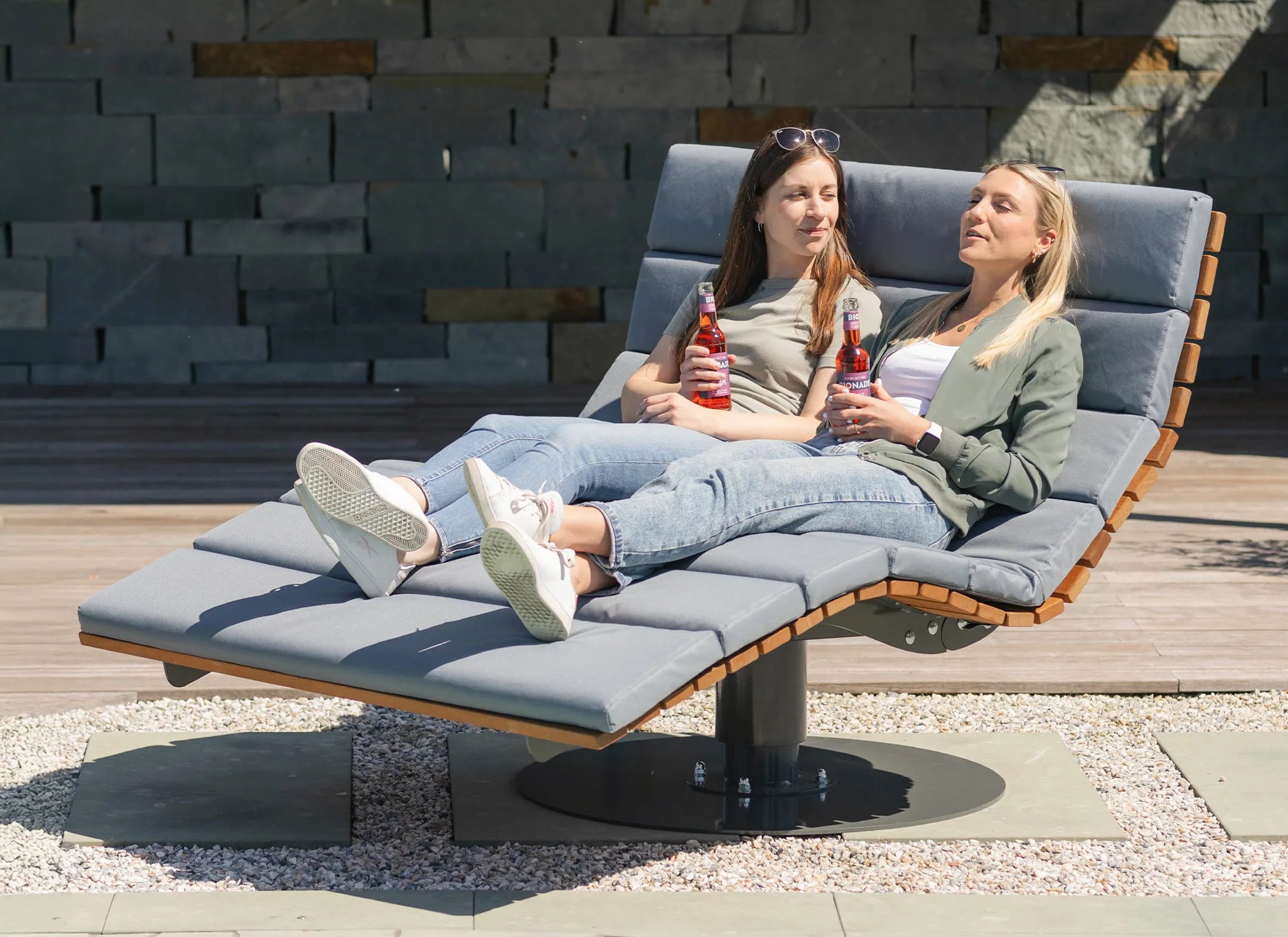 Wetterfestes Polster für Waldsofa und Wellenliege von Liegeland, komfortable Outdoor-Auflage mit robuster Klettbefestigung für Garten, Park und Terrasse.