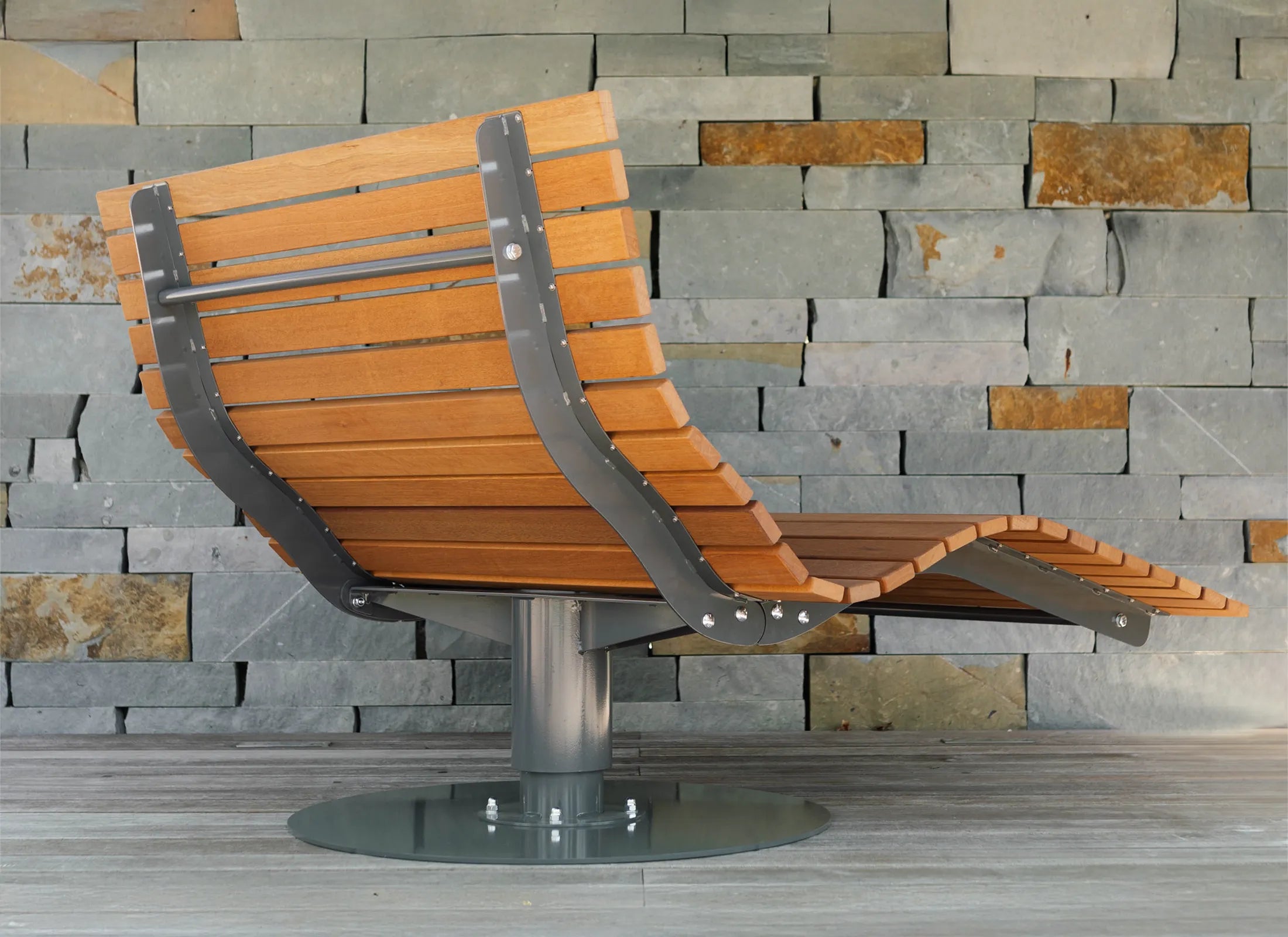 Rückansicht der drehbaren Waldliege von Liegeland aus Bangkirai mit Grundplatte, rotierbare Doppelliege und stabile Outdoor-Liegesofa-Konstruktion aus Stahl und Holz.