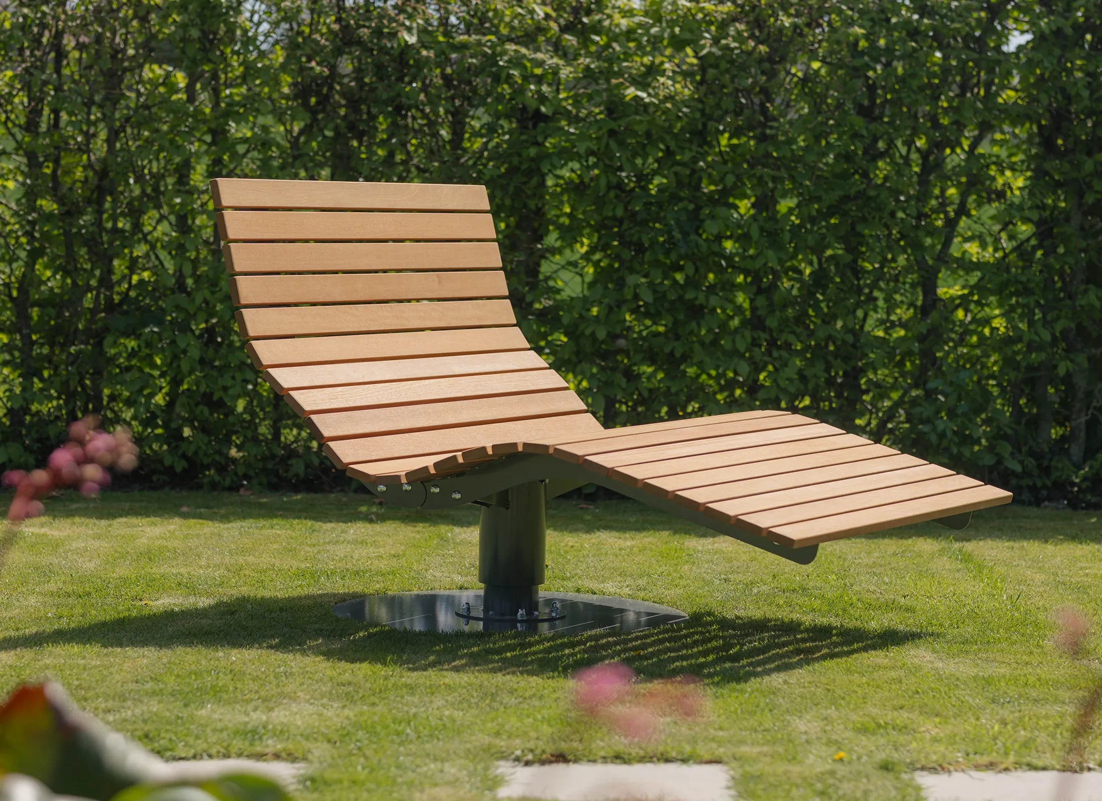 Drehbares Natur-Waldsofa von Liegeland aus Bangkirai mit Grundplatte, moderne Aussichtsbank und robuste Outdoor-Liegebank mit pulverbeschichtetem Stahlgestell RAL 7043.