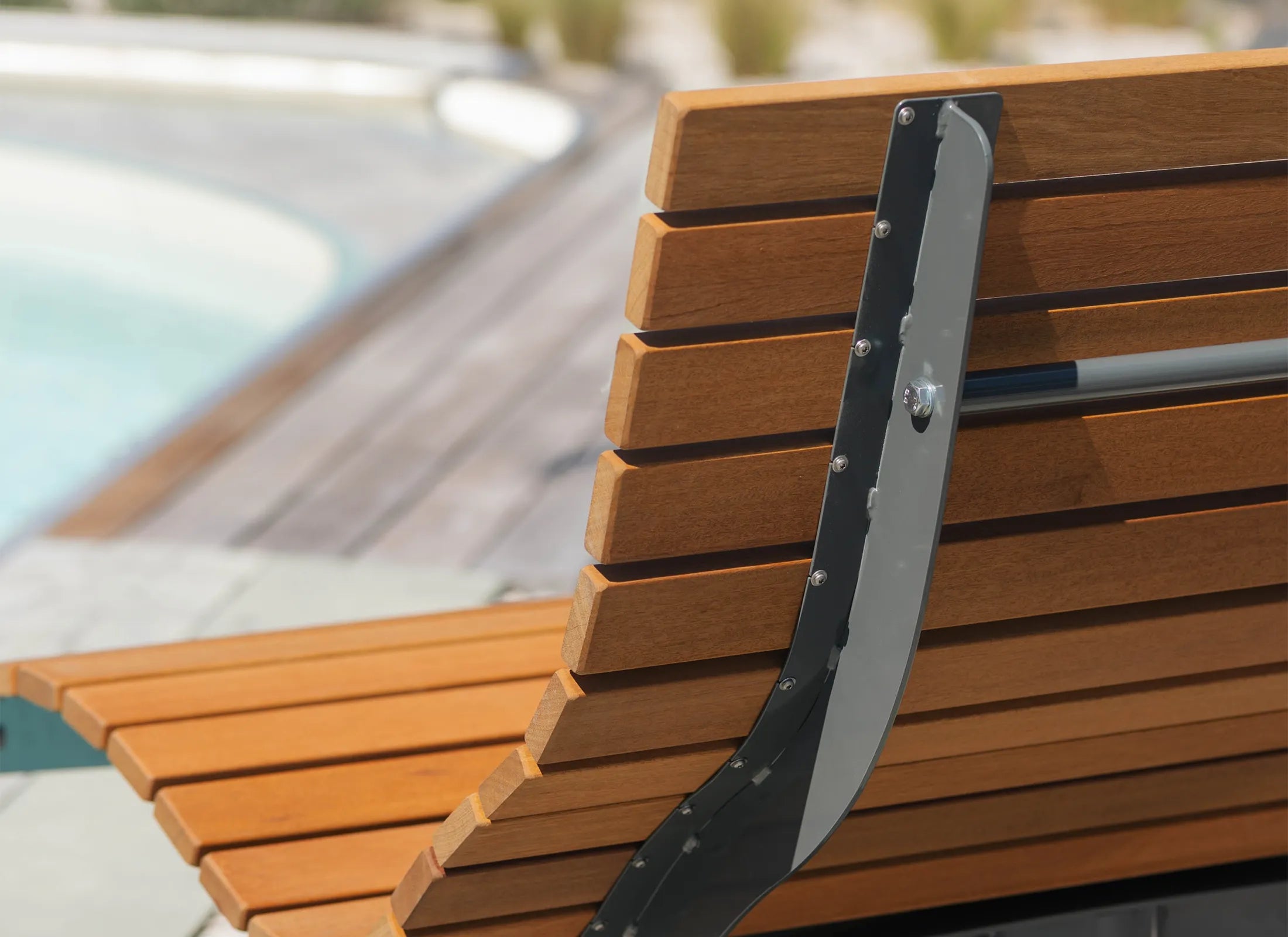 Detail des drehbaren Waldsofas von Liegeland aus Bangkirai mit Grundplatte, hochwertige Holzauflage und robuste Drehmechanik der Outdoor-Doppelliege mit 360° Funktion.