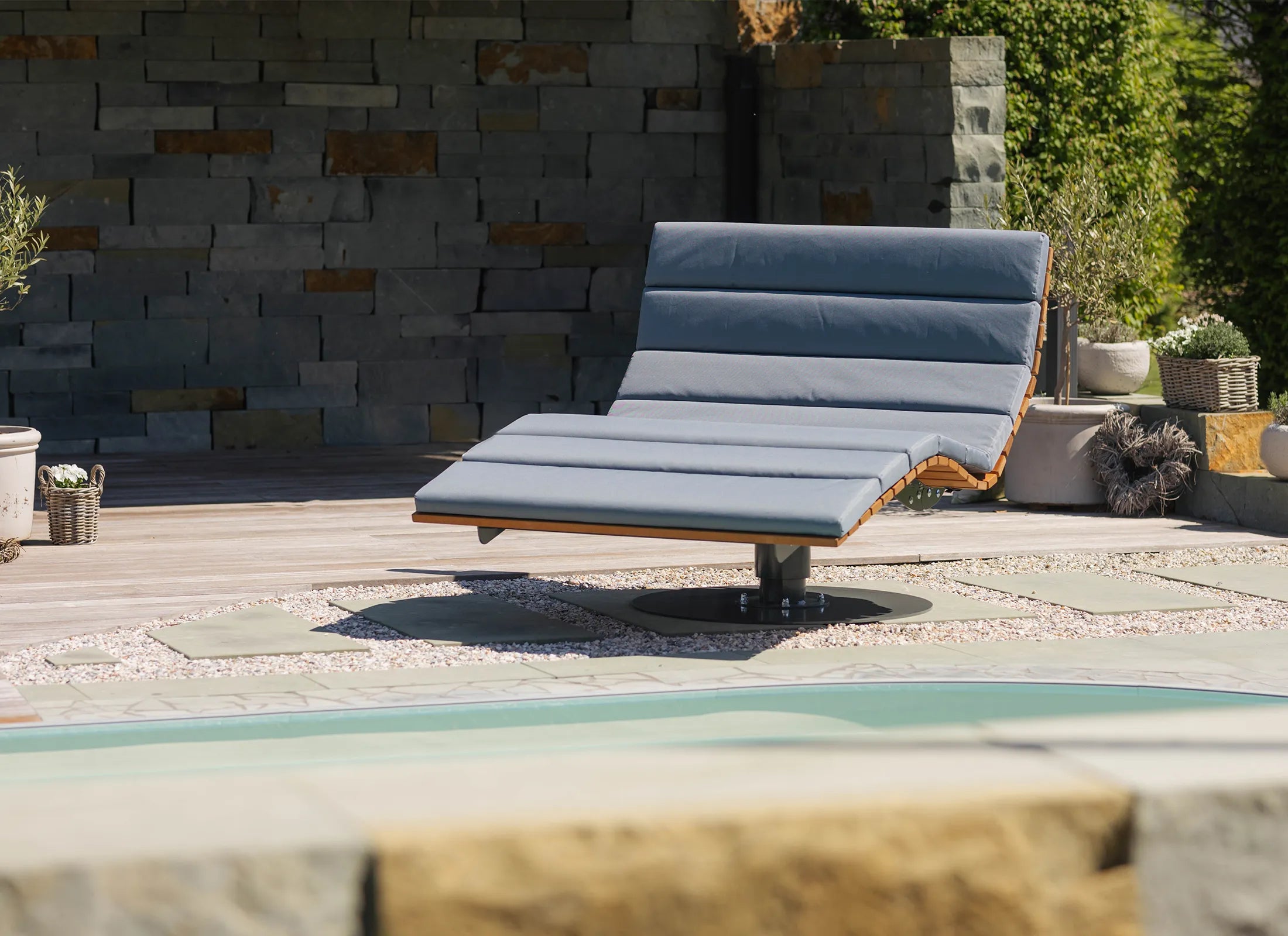 Drehbares Waldsofa von Liegeland aus Bangkirai mit Grundplatte, rotierbare Outdoor-Doppelliege und komfortable Relaxliege mit Polsterauflage, moderne Gartenliege und Natur-Liegesofa.