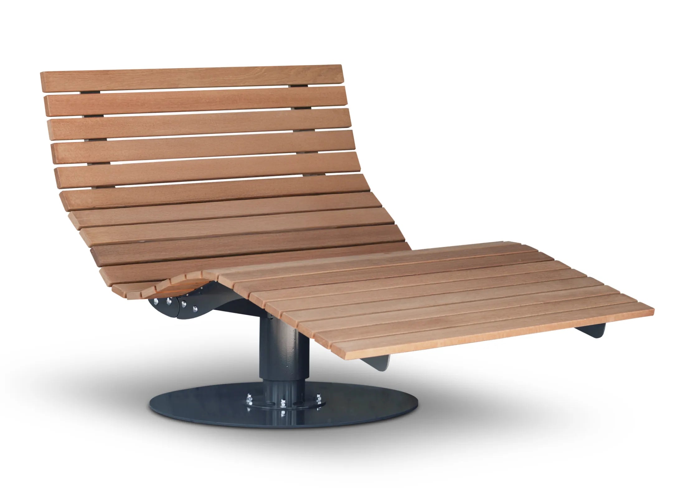 Drehbares Waldsofa von Liegeland aus Bangkirai mit verzinktem, pulverbeschichtetem Untergestell RAL 7043 und Grundplatte für flexible Positionierung auf befestigten, ebenen Standorten.