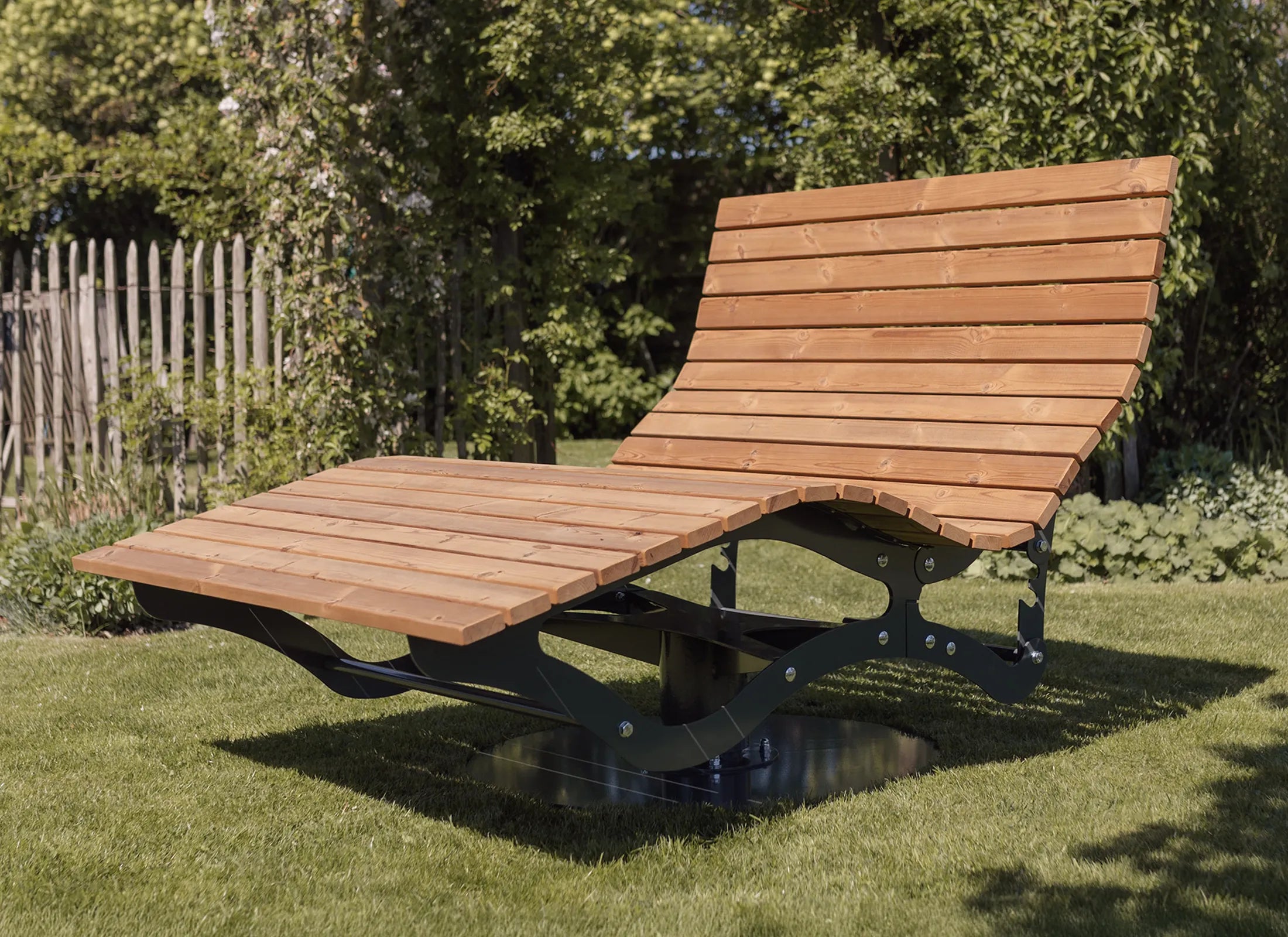 Waldsofa Dreh- und Verstellbar von Liegeland aus Thermo-Kiefer, rotierbare Natur-Wellenliege mit werkzeuglos verstellbarer Rückenlehne im Außenbereich.