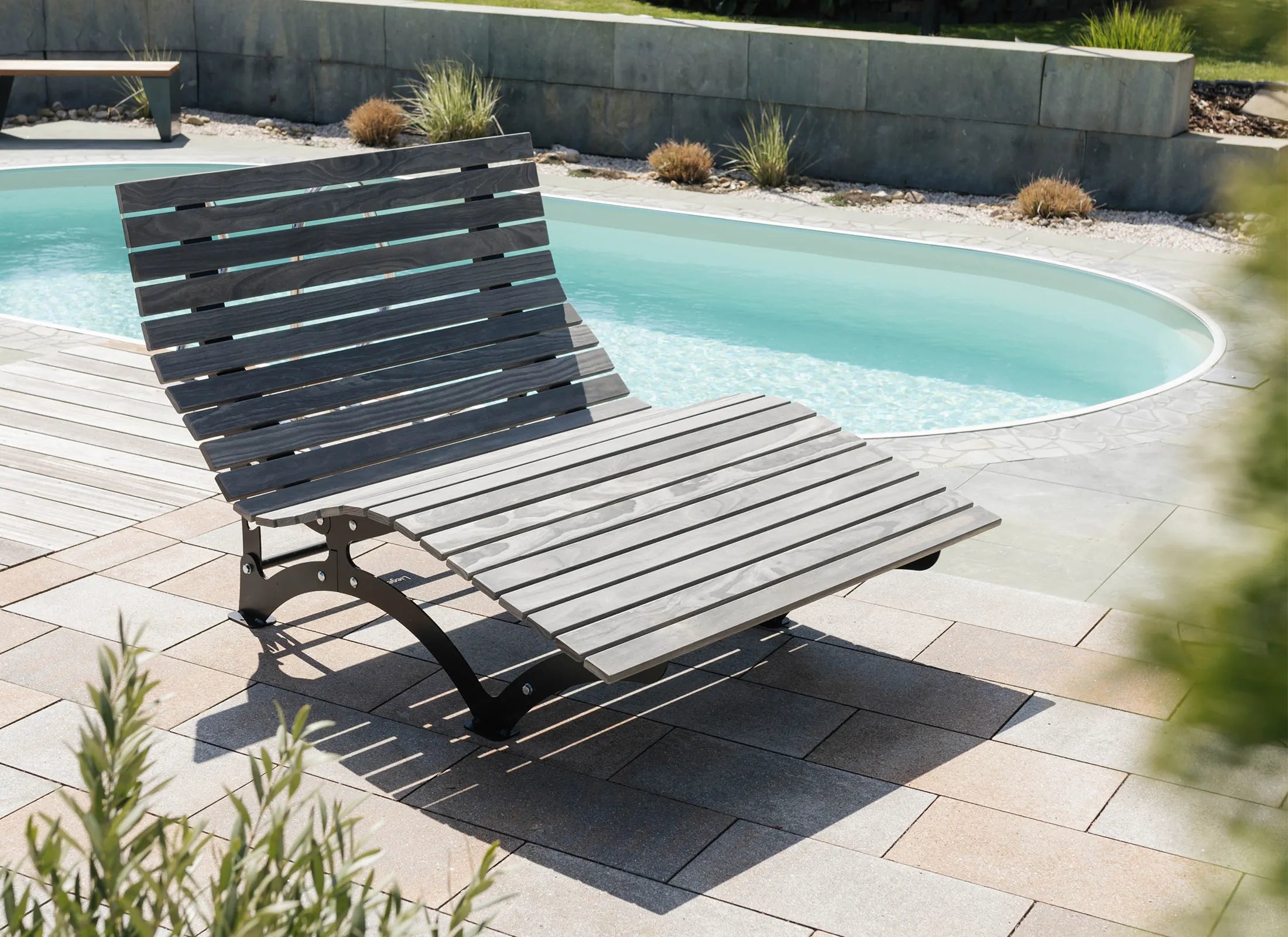 Waldsofa Modell Verstellbar von Liegeland mit anpassbarer Rückenlehne, ergonomische Outdoor-Liege für das Entspannen im Grünen. Holzart: Accoya grey