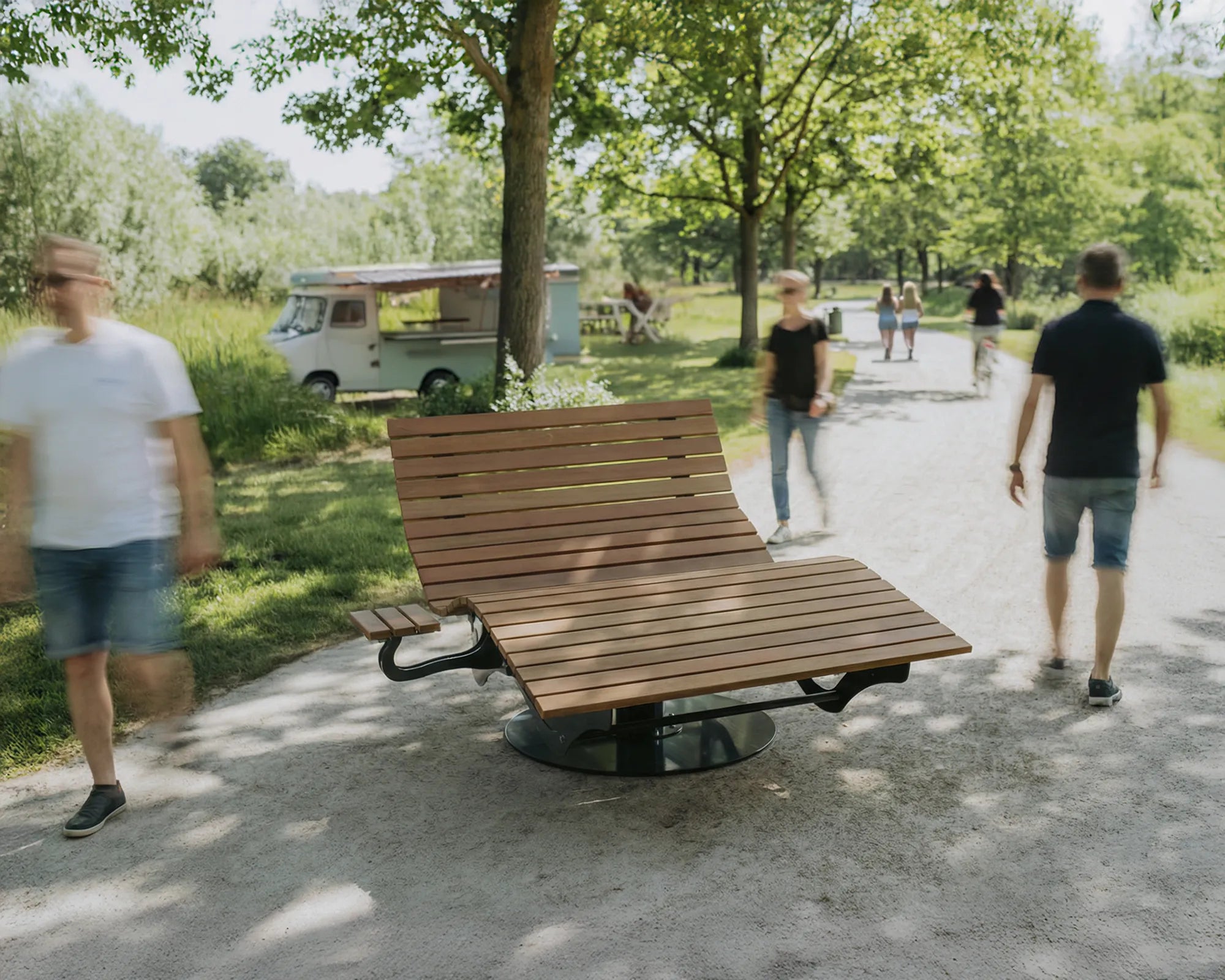 Liegeland Produkte auf öffentlichen Ausstellungen wie Landesgartenschauen, Design- und Gartenmessen, hochwertige Outdoor-Möbel im Einsatz in Park- und Präsentationsflächen.