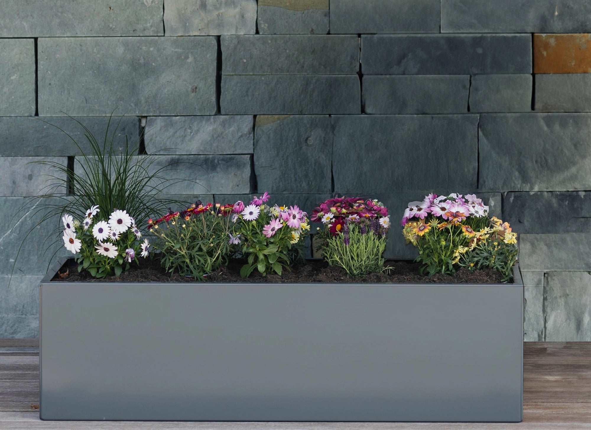 Blumenkübel aus verzinktem und pulverbeschichtetem Stahl von Liegeland– hochwertiger Pflanzkasten, Blumentopf und Blumenbeet in Handarbeit gefertigt, modular aufgebaut, Made in Germany