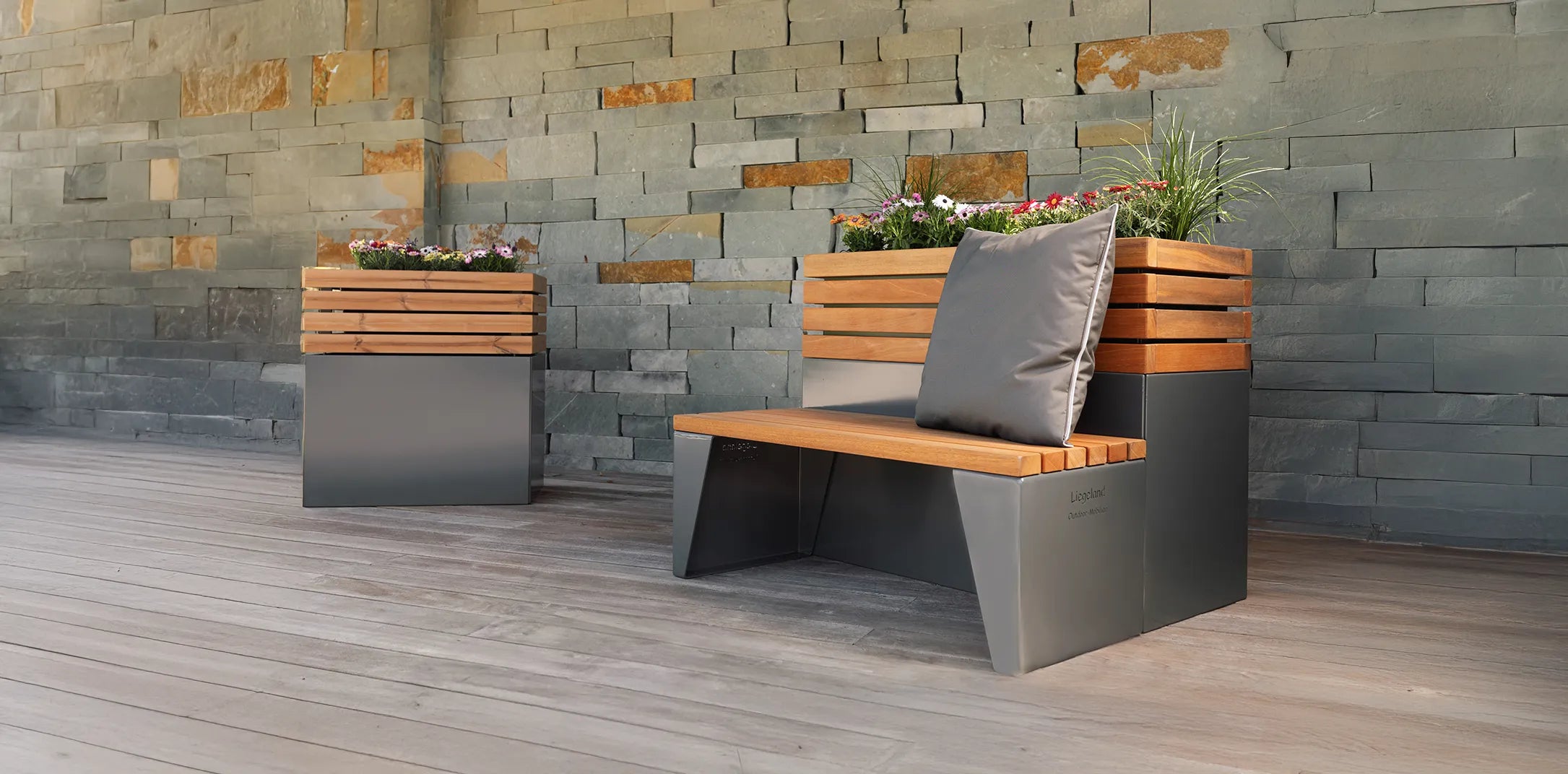 Modularer Pflanzkasten/Hochbeet von Liegeland in RAL 7043 pulverbeschichtet, Kombination aus Stahl und Holz als langlebiger Blumenkübel für Terrasse, Park und Außenanlage.