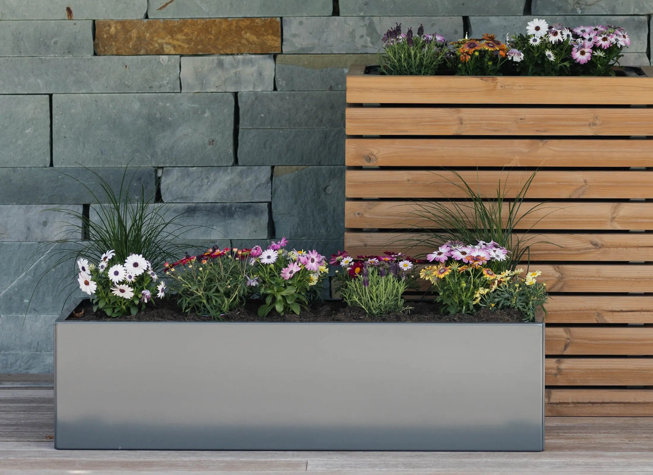 Blumenkasten Isabella aus verzinktem und pulverbeschichtetem Stahl in RAL 7043, puristischer Pflanzkasten ohne Holz für moderne Gärten und Außenanlagen.