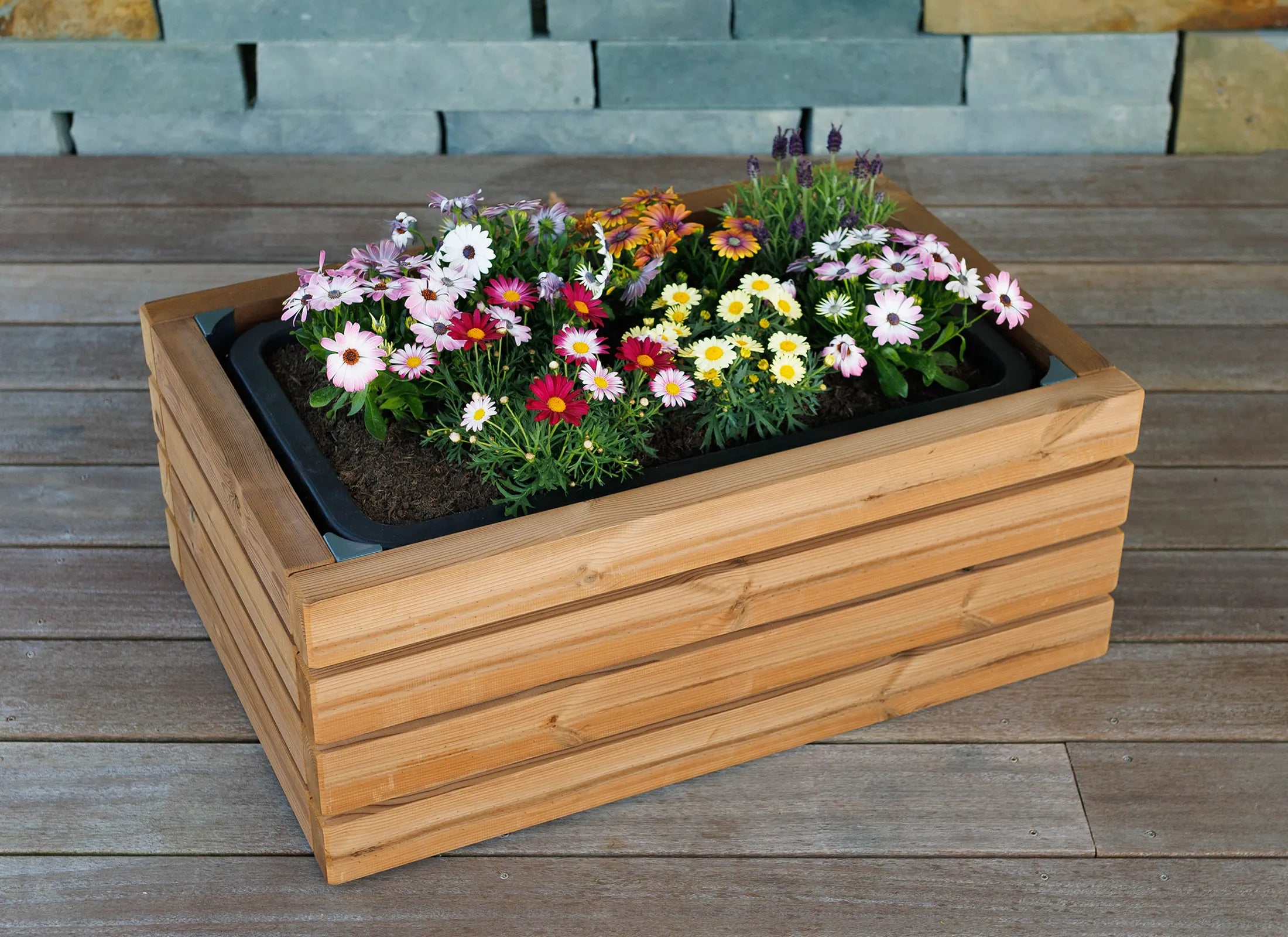 Pflanzkübel Rosalina mit herausnehmbarer Kunststoff-Erdwanne, langlebiger Blumenkasten aus Stahl und Holz für pflegeleichte Bepflanzung im Außenbereich.