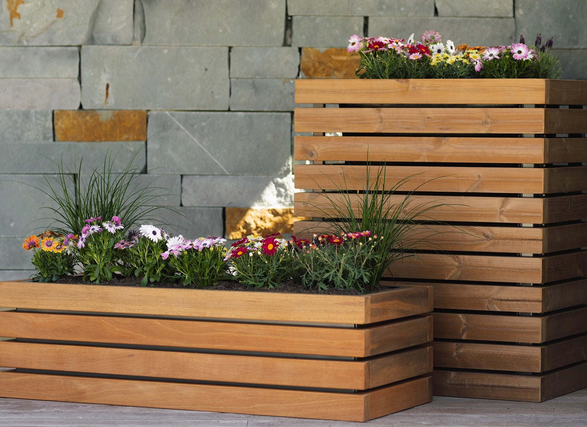 Blumenkübel, Pflanzkübel, Blumentopf aus verzinktem, pulverbeschichtetem Stahl (RAL 7043) grau kombiniert mit Holz aus Thermo-Kiefer, Fichte oder Bangkirai – hochwertige, moderne Pflanzlösung, modular zusammensetzbar zu einem Hochbeet. Handarbeit. 