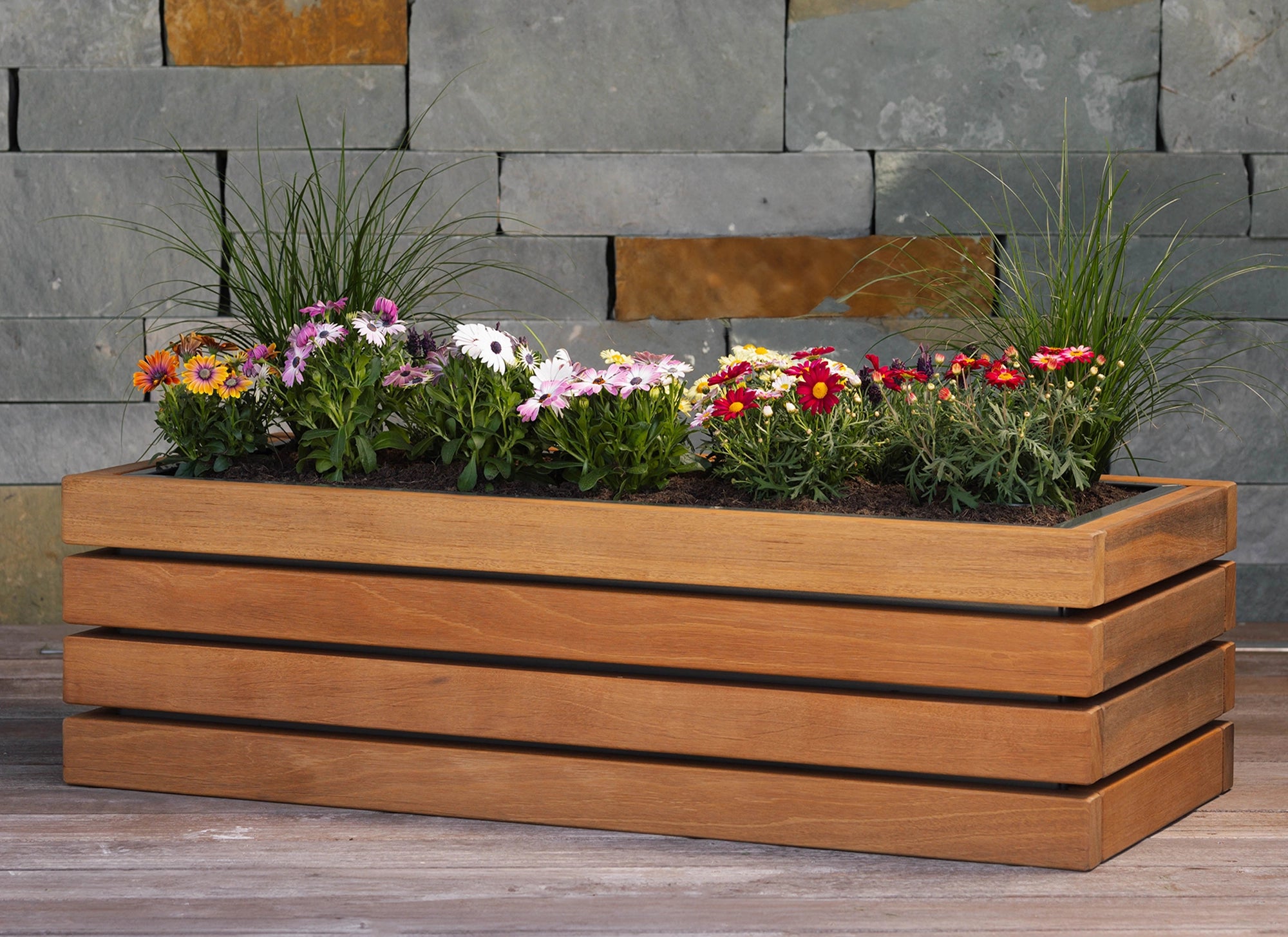 Blumenkübel und Pflanzkübel aus verzinktem, pulverbeschichtetem Stahl kombiniert mit Holz aus Thermo-Kiefer, Fichte oder Bangkirai – hochwertige, moderne Pflanzlösung, modular zusammensetzbar zu einem Hochbeet