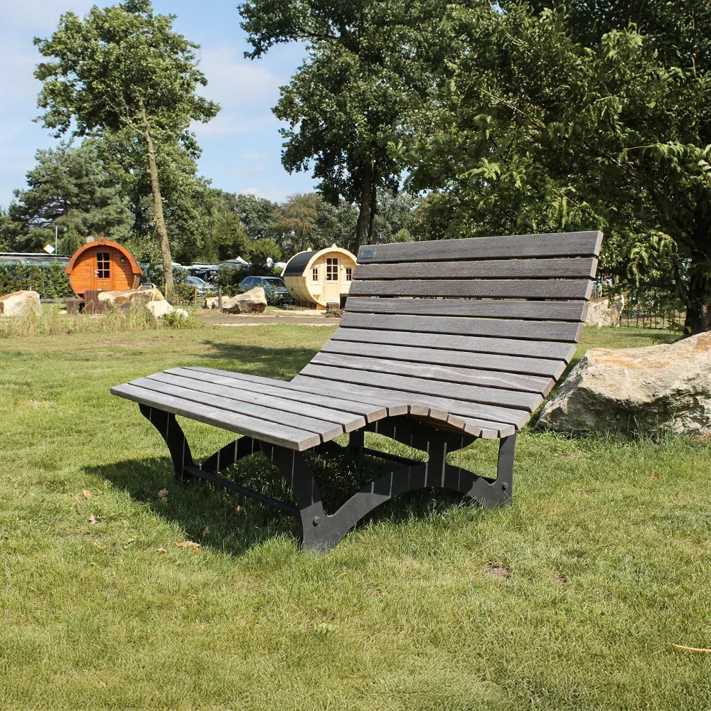 Waldsofa auf Campingplatz – komfortable Waldliege, Wellenliege und Relaxliege als Outdoor-Liegebank für Campingpark und Natururlaub, hochwertiger Blickfang für Gäste in modernen Campinganlagen