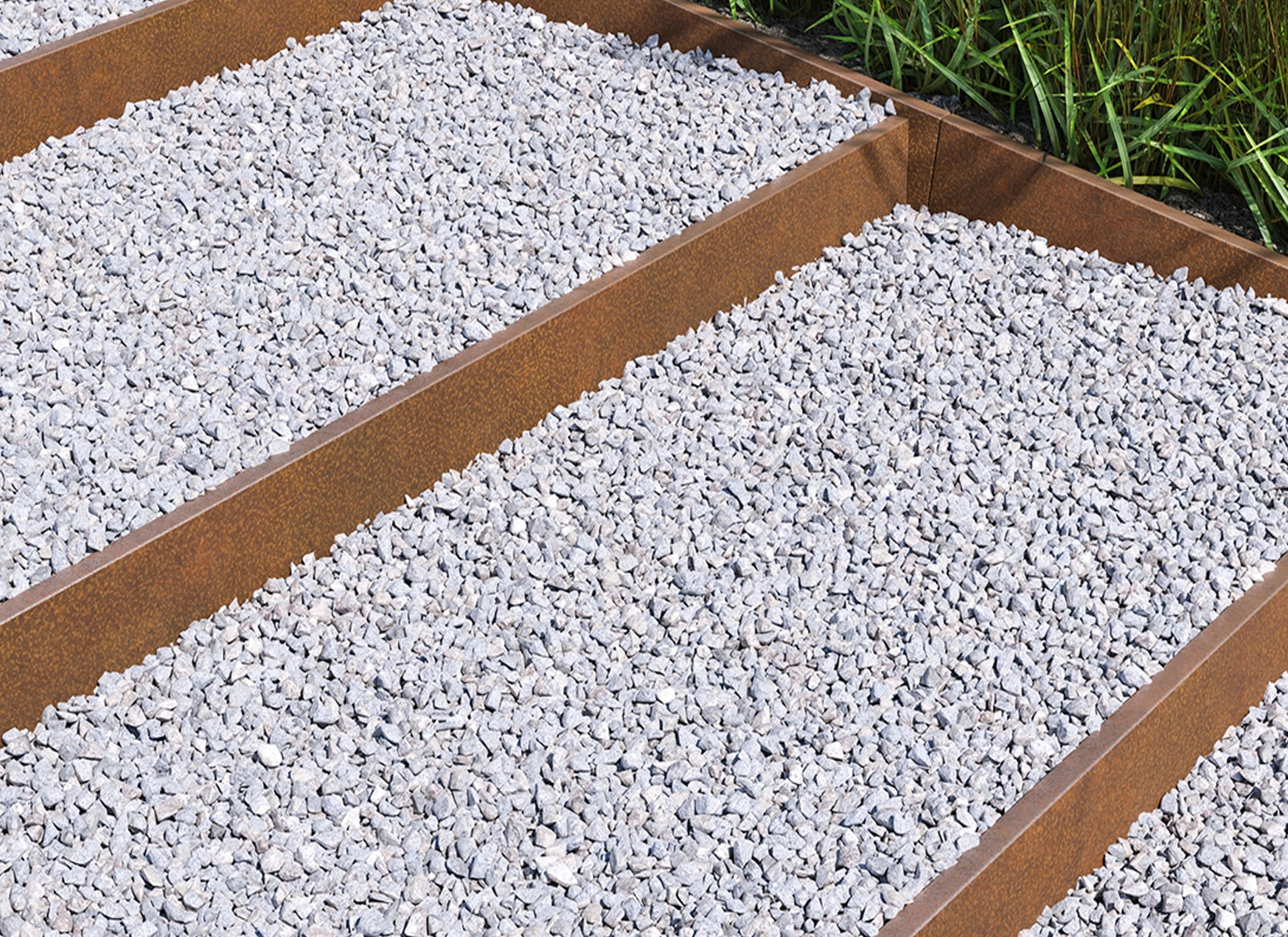 Gekantete Beeteinfassung aus Cortenstahl im eingebauten Zustand, formstabile Rasenkante mit präziser Linienführung und Edelrost-Patina zur sauberen Abgrenzung von Rasen und Beet.