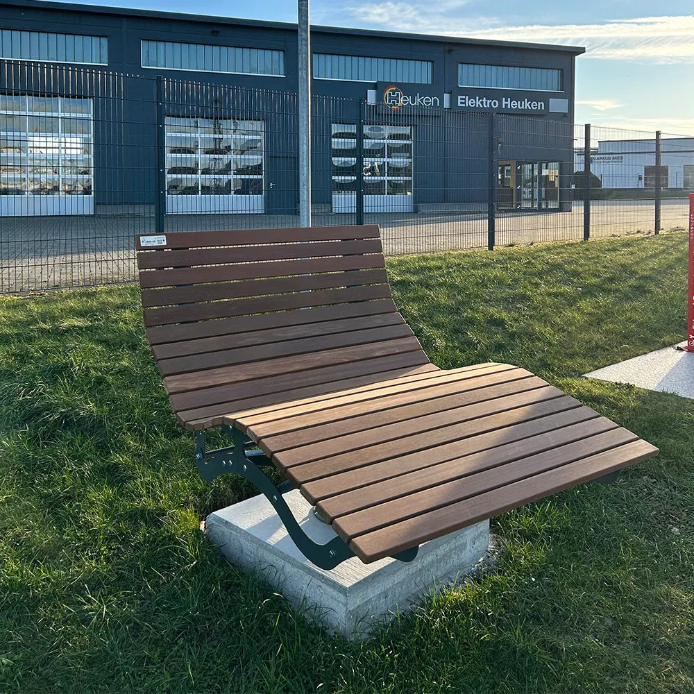 Waldsofa bei Elektro Heuken in Anröchte – hochwertige Outdoor-Liegebank, Wellenliege, Relaxliege, Schwingliege und Panoramaliege aus Holz für Firmengelände und öffentlich zugängliche Bereiche