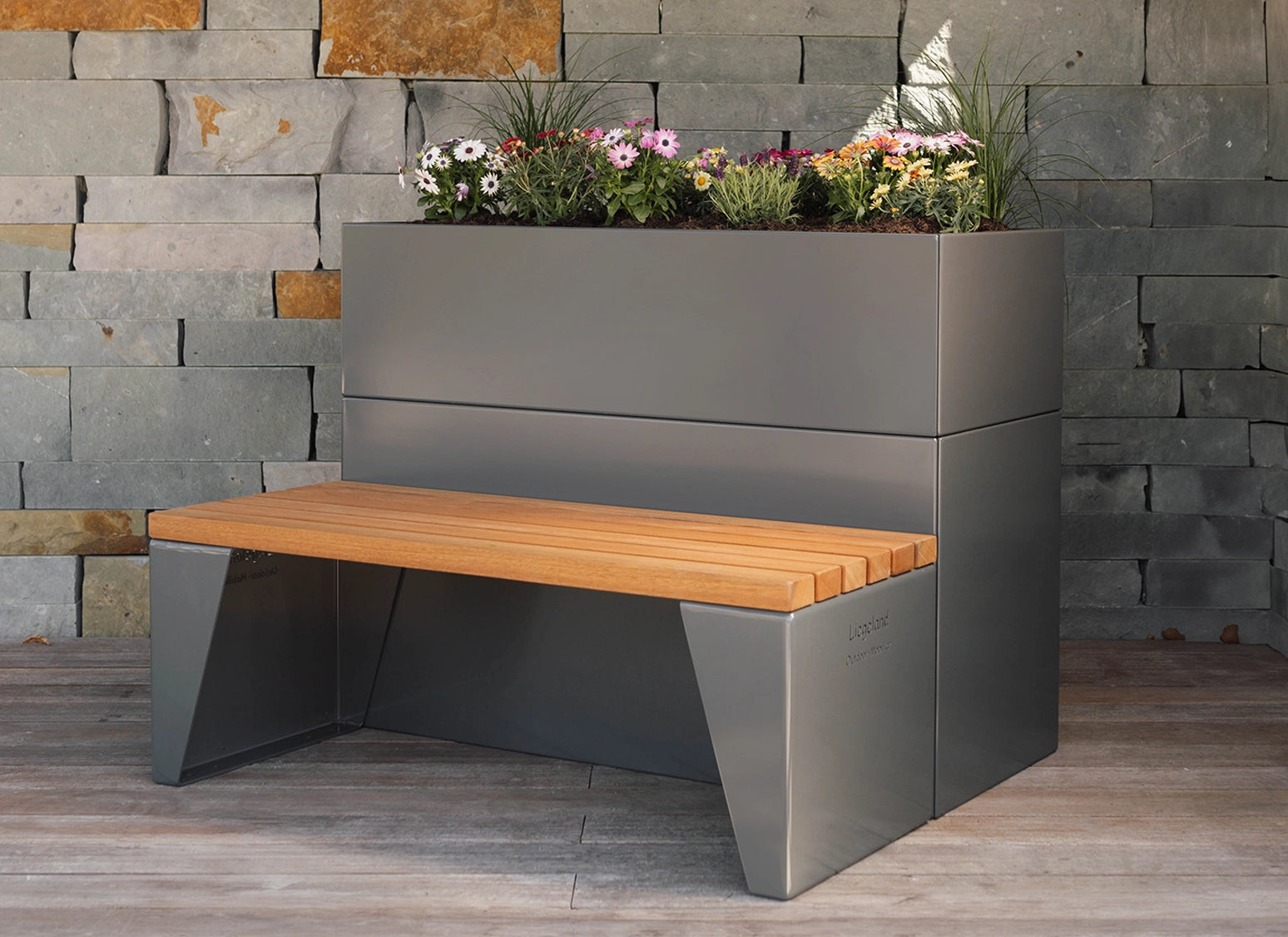 Hochbeet Fusora aus Stahl in RAL 7043, modernes Design-Pflanzmodul optional kombinierbar mit Sitzbank Amara für strukturierte Außenräume und Stadtflächen.