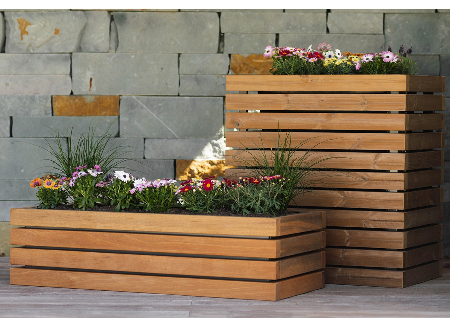 Hochbeet Holzgeflüster überwiegend aus Holz gefertigt, wahlweise Bangkirai oder Thermo-Kiefer, wartungsarmes Pflanzbeet für private Gärten und öffentliche Außenanlagen.