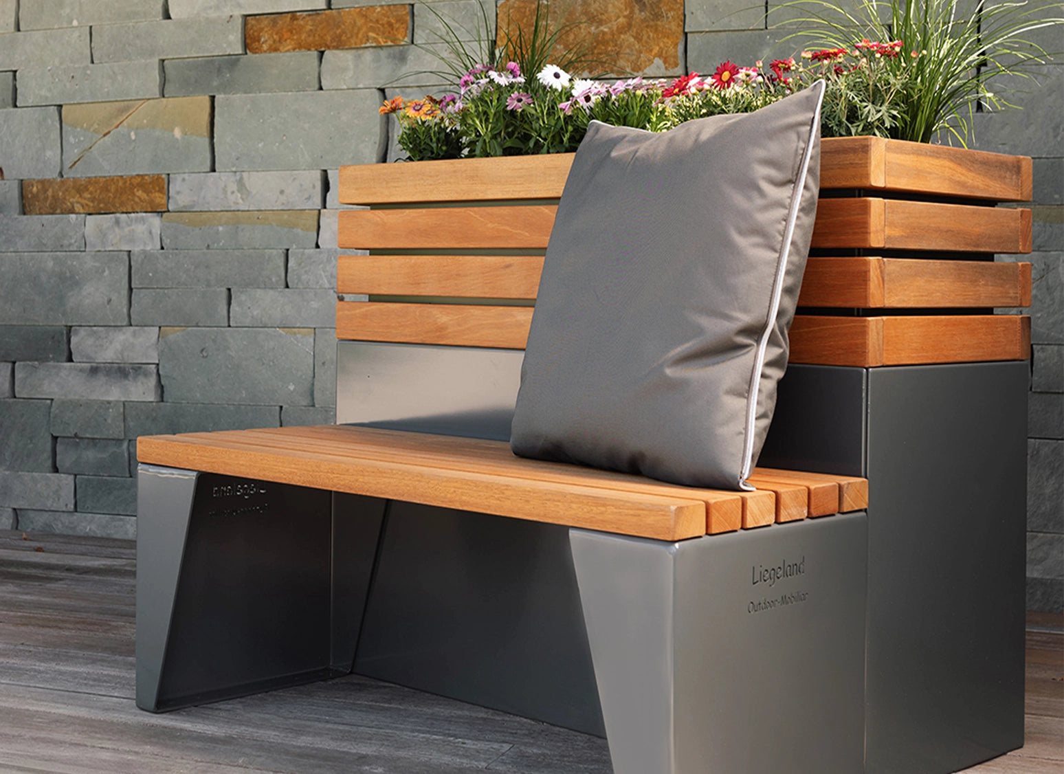 Hochbeet Symbiona aus Holz und Stahl in RAL 7043, modernes Design-Pflanzbeet optional kombinierbar mit Sitzbank Amara für harmonische Gartengestaltung.