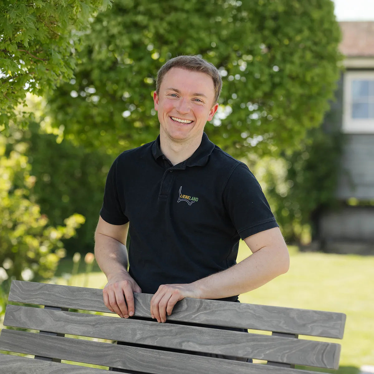 Ansprechpartner von Liegeland für Beratung zu Waldsofas, Hochbeeten und Outdoor-Möbeln, persönliche Fachberatung für private Gärten, öffentliche Projekte und individuelle Sonderlösungen.