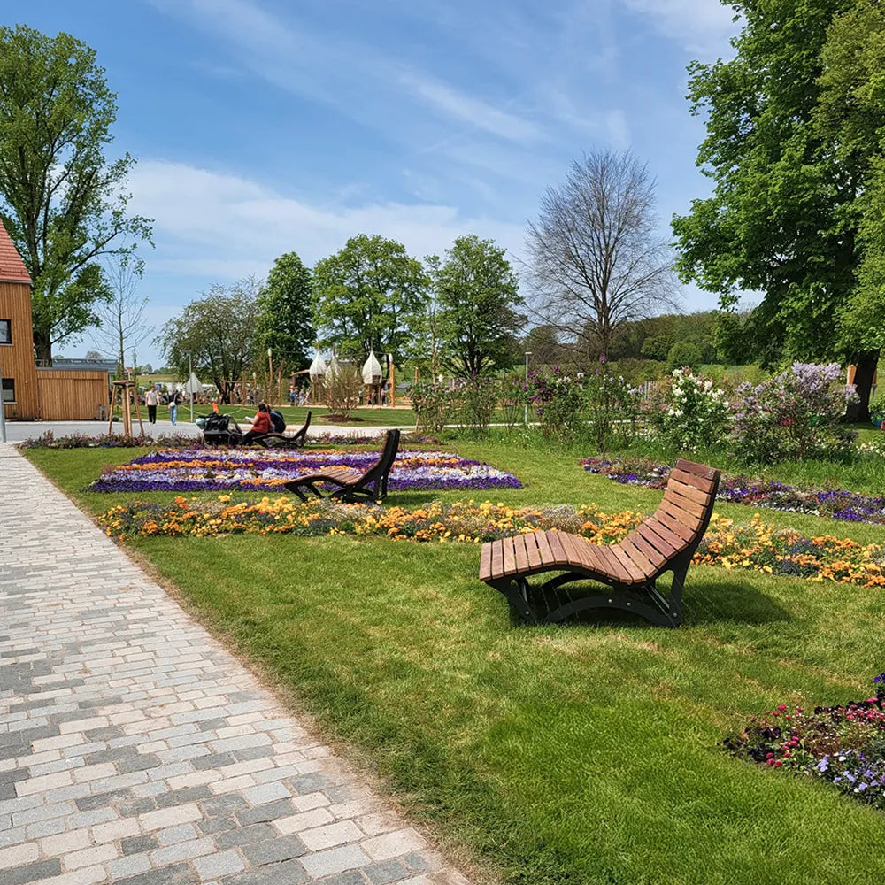 Waldsofa von Liegeland auf der Landesgartenschau Wangen im Allgäu, drehbare Gartenliege und Wellnessliege als Design-Highlight in parkähnlicher Umgebung.