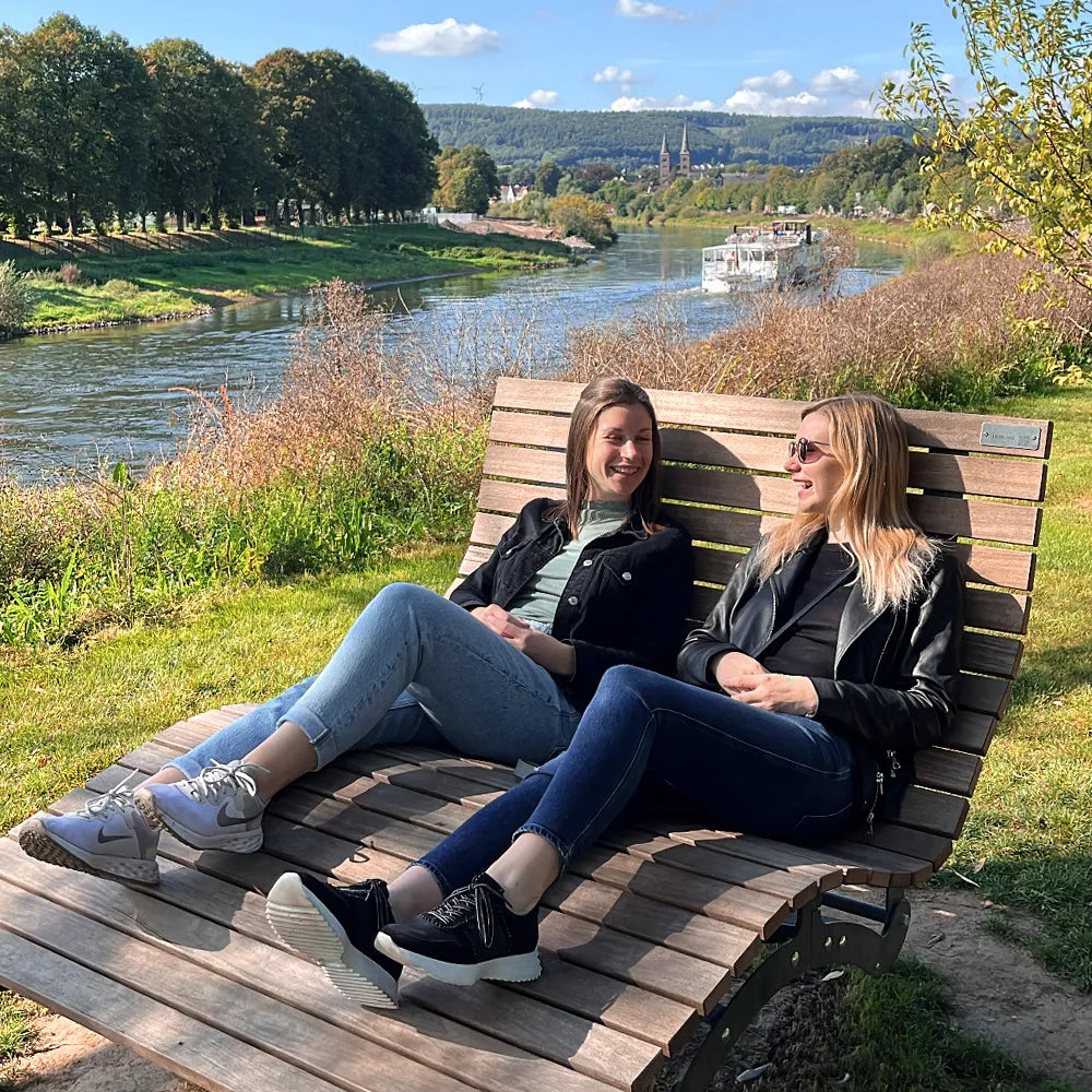 Waldsofas von Liegeland auf der Landesgartenschau in Höxter, moderne Panorama-Liegen und Outdoor-Doppelliegen als Ruheinseln im Ausstellungsgelände und öffentlichen Grünanlagen.