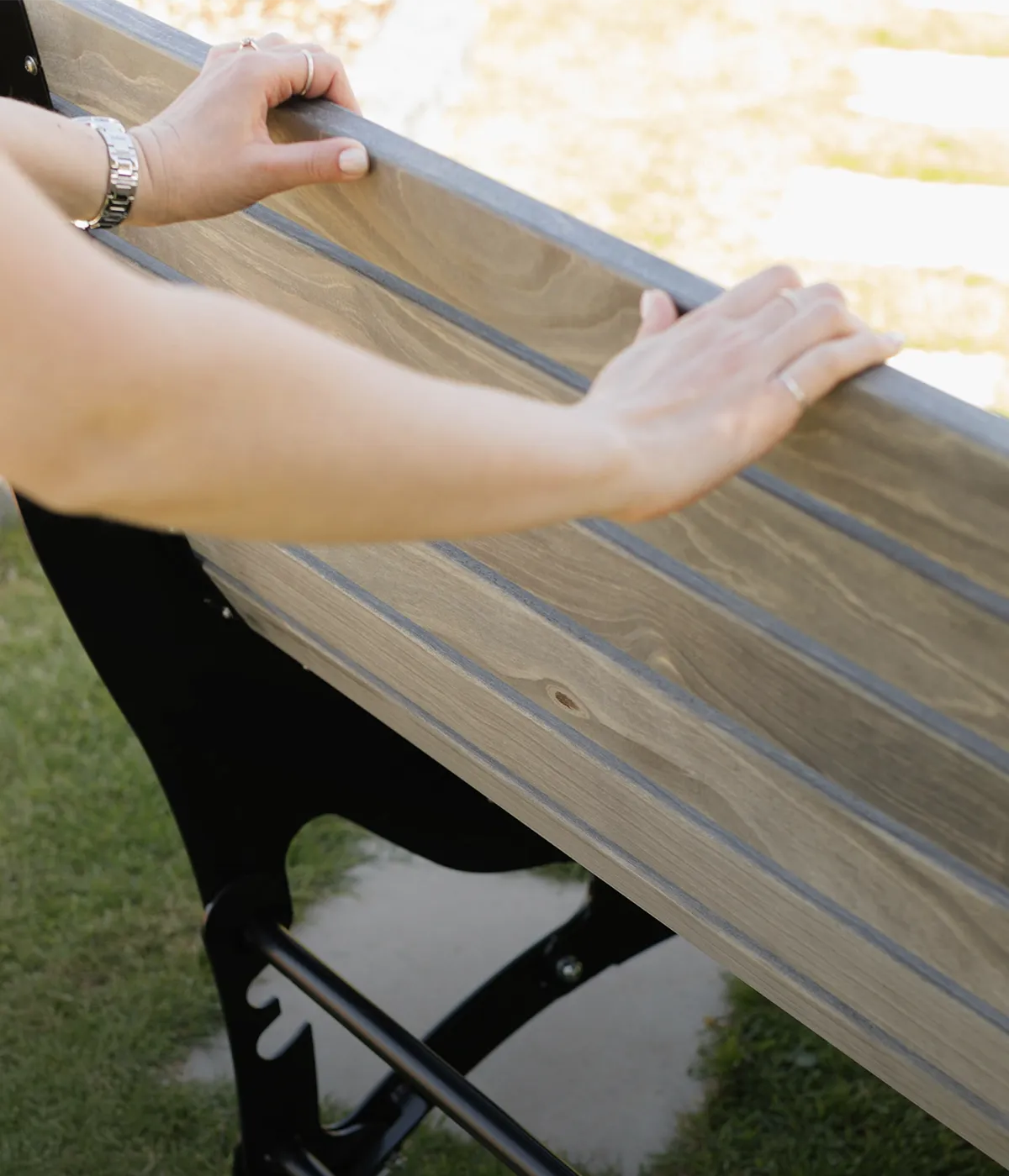 Person verstellt werkzeuglos die Rückenlehne am Waldsofa Verstellbar von Liegeland, innovative Mechanik der drehbaren Outdoor-Doppelliege.