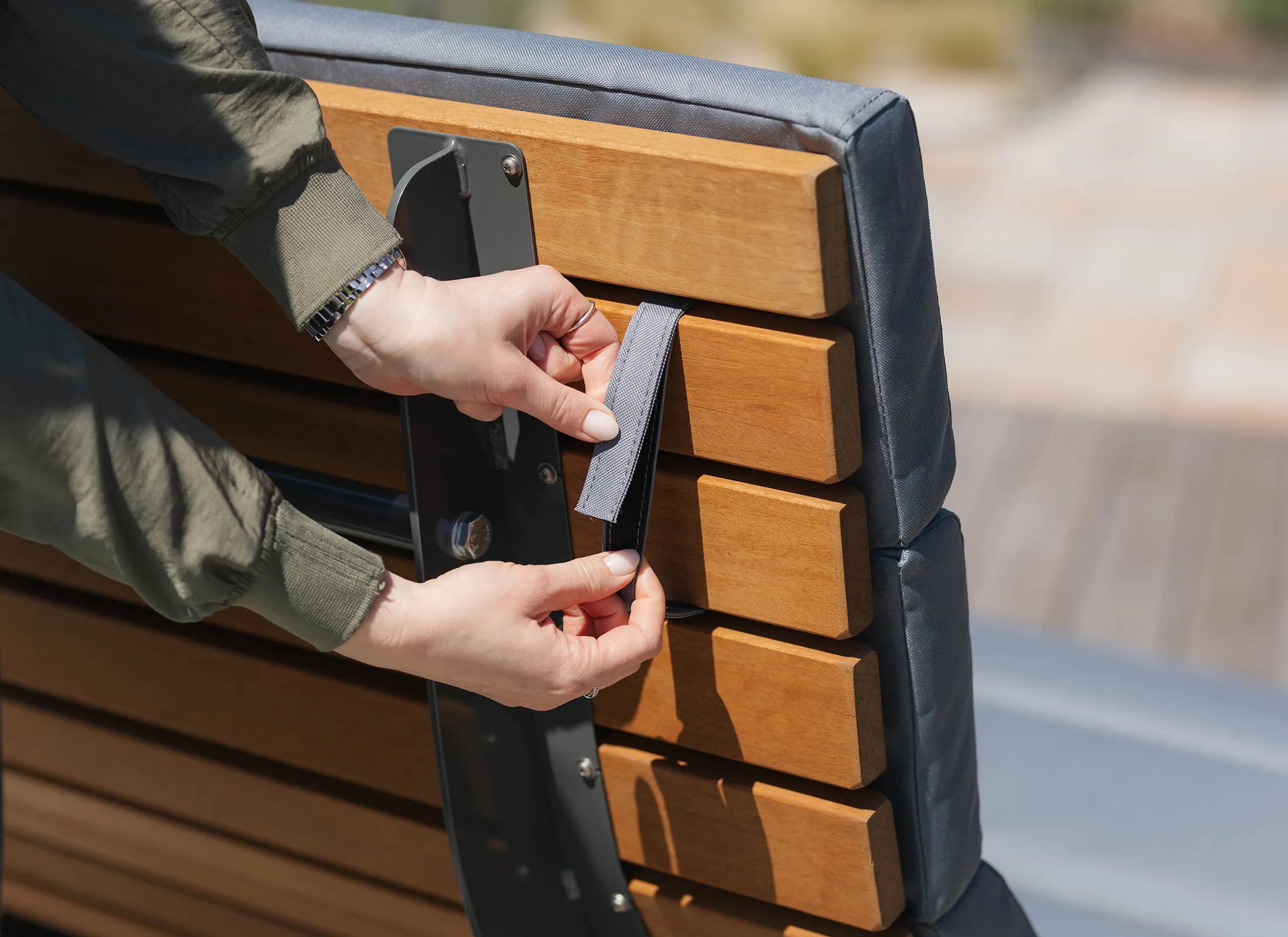 Detailansicht des Outdoor-Polsters für Waldsofa und Wellnessliege von Liegeland, strapazierfähiger Außenstoff mit Klettbefestigung zur einfachen Montage und Demontage.