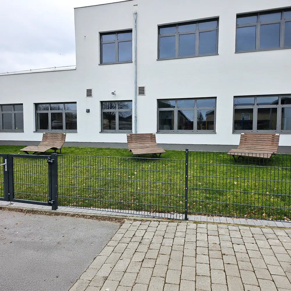Waldsofa an der Grundschule Erwitte von Liegeland – robuste, hochwertige Outdoor-Liegebank aus Holz, langlebige Waldliege für Schulhöfe, öffentliche und kommunale Außenbereiche