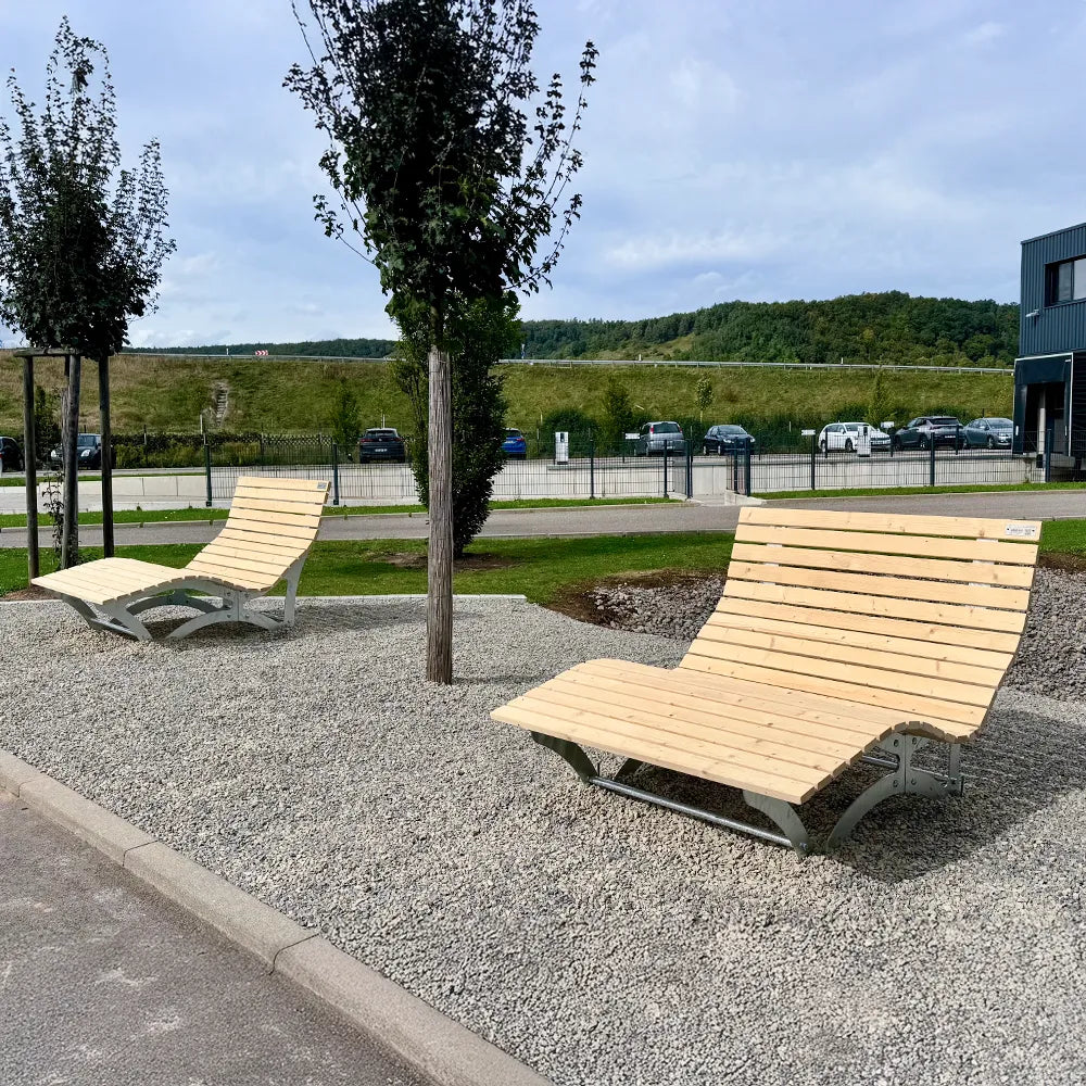Waldsofa im öffentlichen Raum am Universitätsklinikum Tübingen – robuste, hochwertige Outdoor-Liegebank aus Holz, vandalismusresistente Waldliege und Relaxliege für kommunale Anlagen, Kliniken, Parks und öffentliche Aufenthaltsbereiche