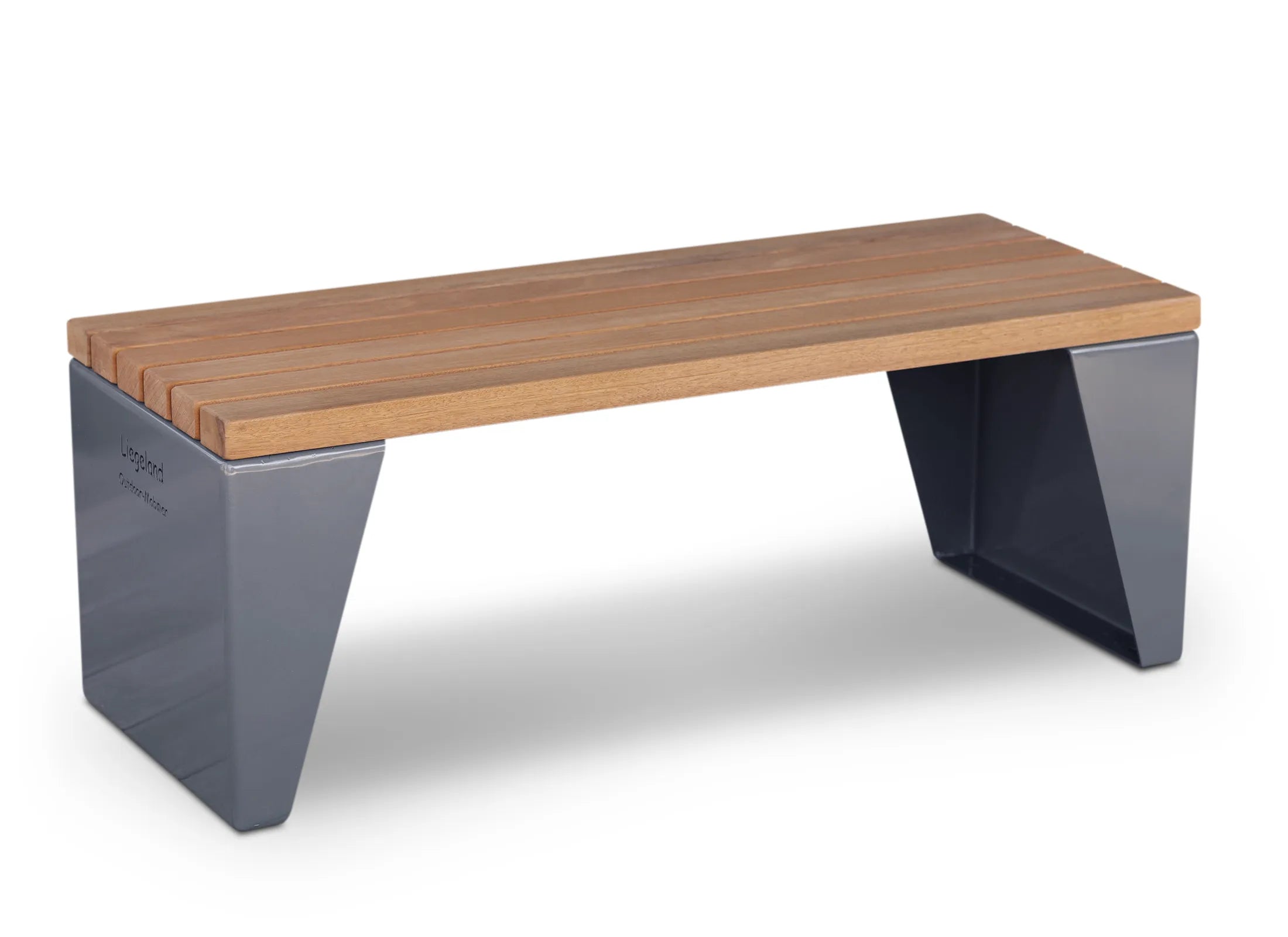 Sitzbank Amara als moderne Outdoor-Bank ohne Rückenlehne mit klarer Formensprache, 5 mm starkem, verzinktem und pulverbeschichtetem Stahlgestell in RAL 7043 und Sitzfläche aus Thermo-Fichte oder Bangkirai.