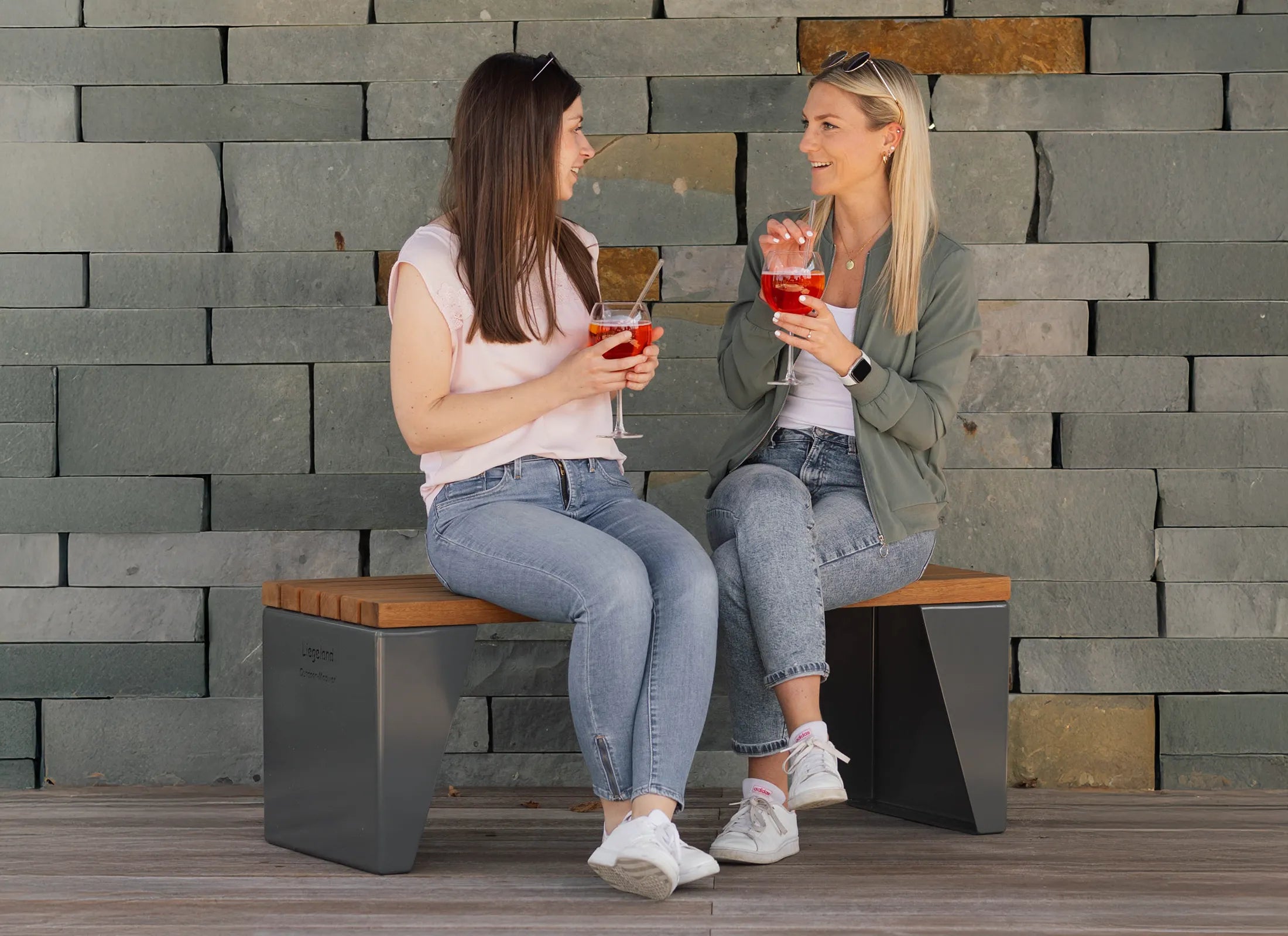 Gartenbank Amara mit massivem 5 mm Stahlrahmen, verzinkt und pulverbeschichtet in RAL 7043, witterungsbeständige Terrassenbank mit langlebiger Holzauflage für stark frequentierte Außenbereiche.